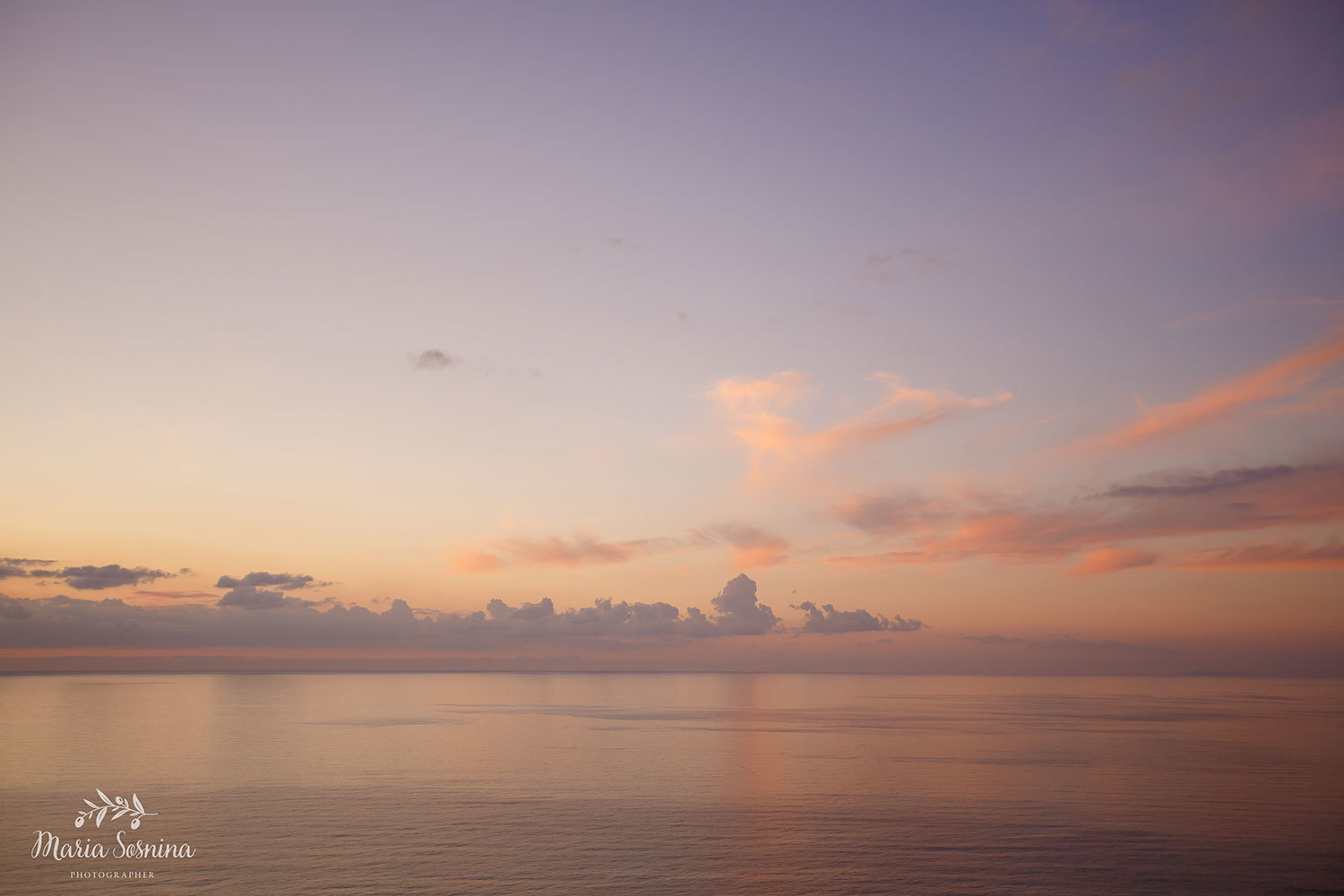 Uvirkelig solnedgang på øya Lefkada i Hellas