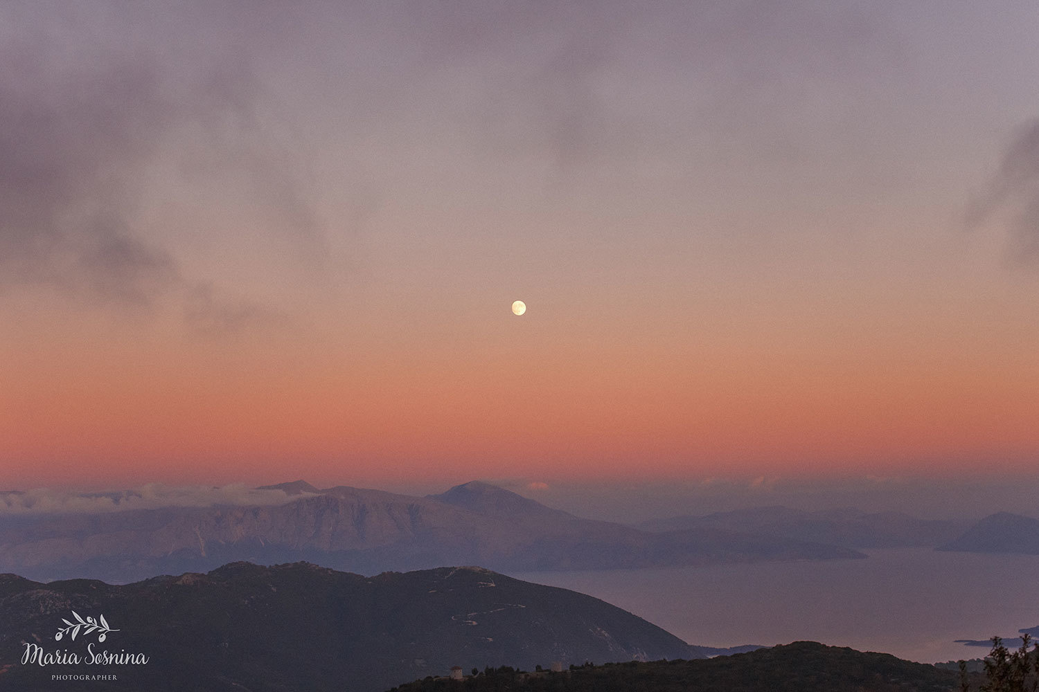 Uvirkelig solnedgang på øya Lefkada i Hellas