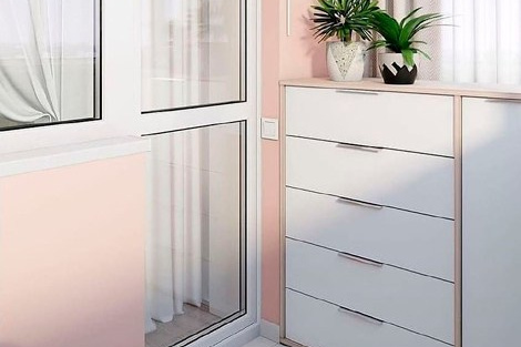 Балкон с современным ремонтом, с установленными пластиковыми окном и дверью. 