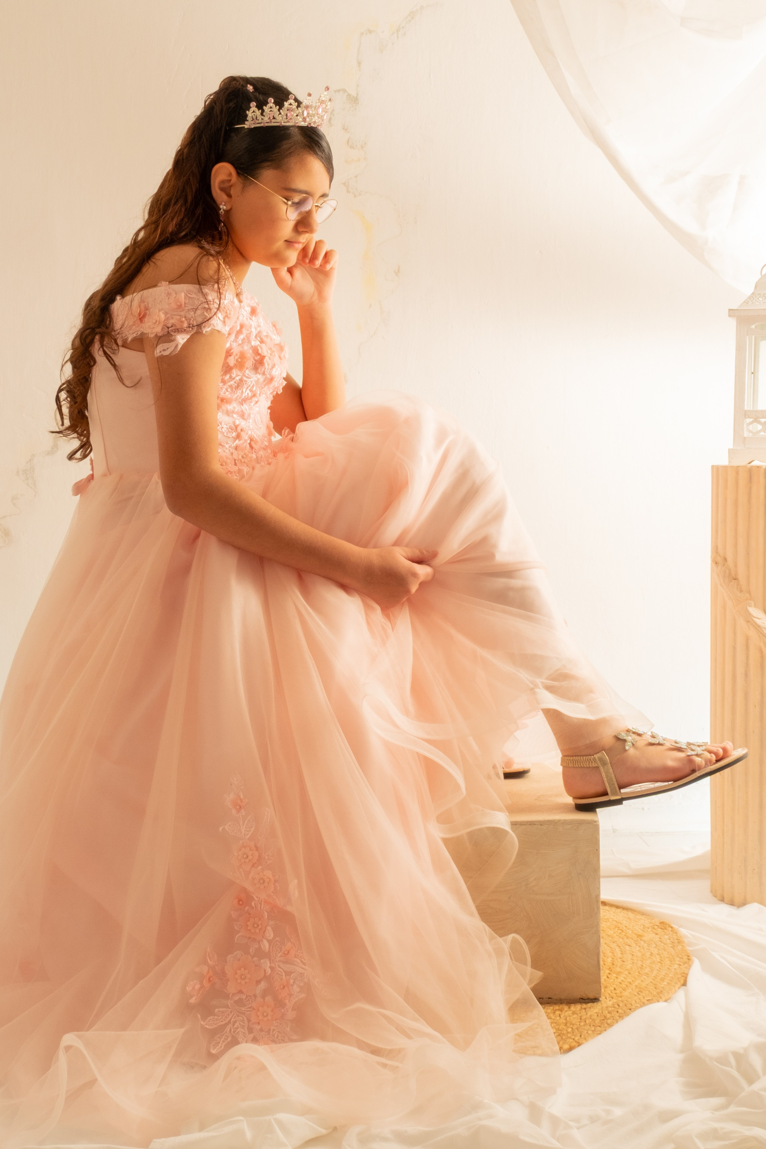 Niña con traje de comunión en estudio de fotografía en Telde, Gran Canaria