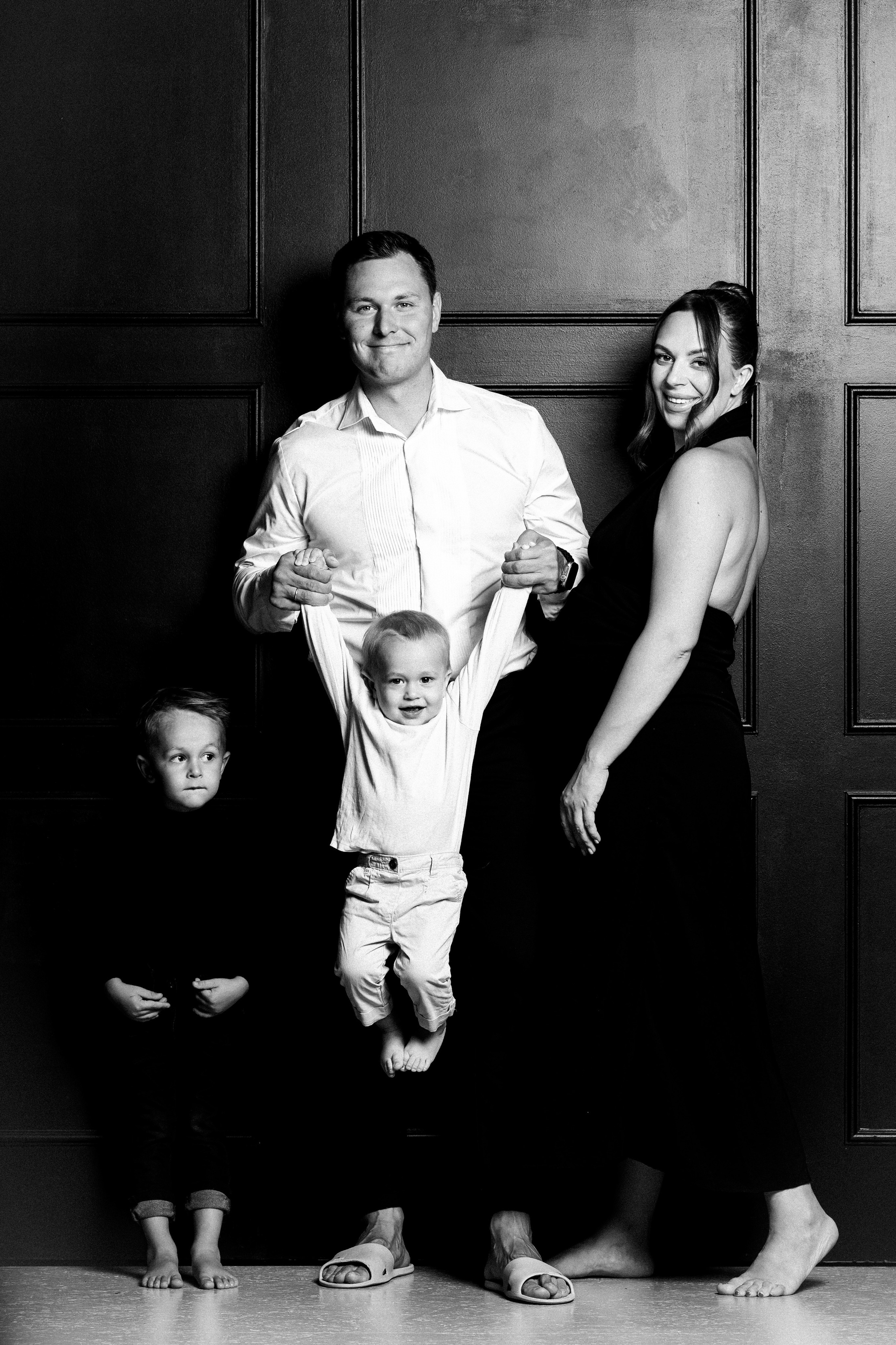 Šeimos portretinė fotosesija Vilniuje – tėvai ir du vaikai, juodai balta nuotrauka, fotografas Jevgenij Balezin