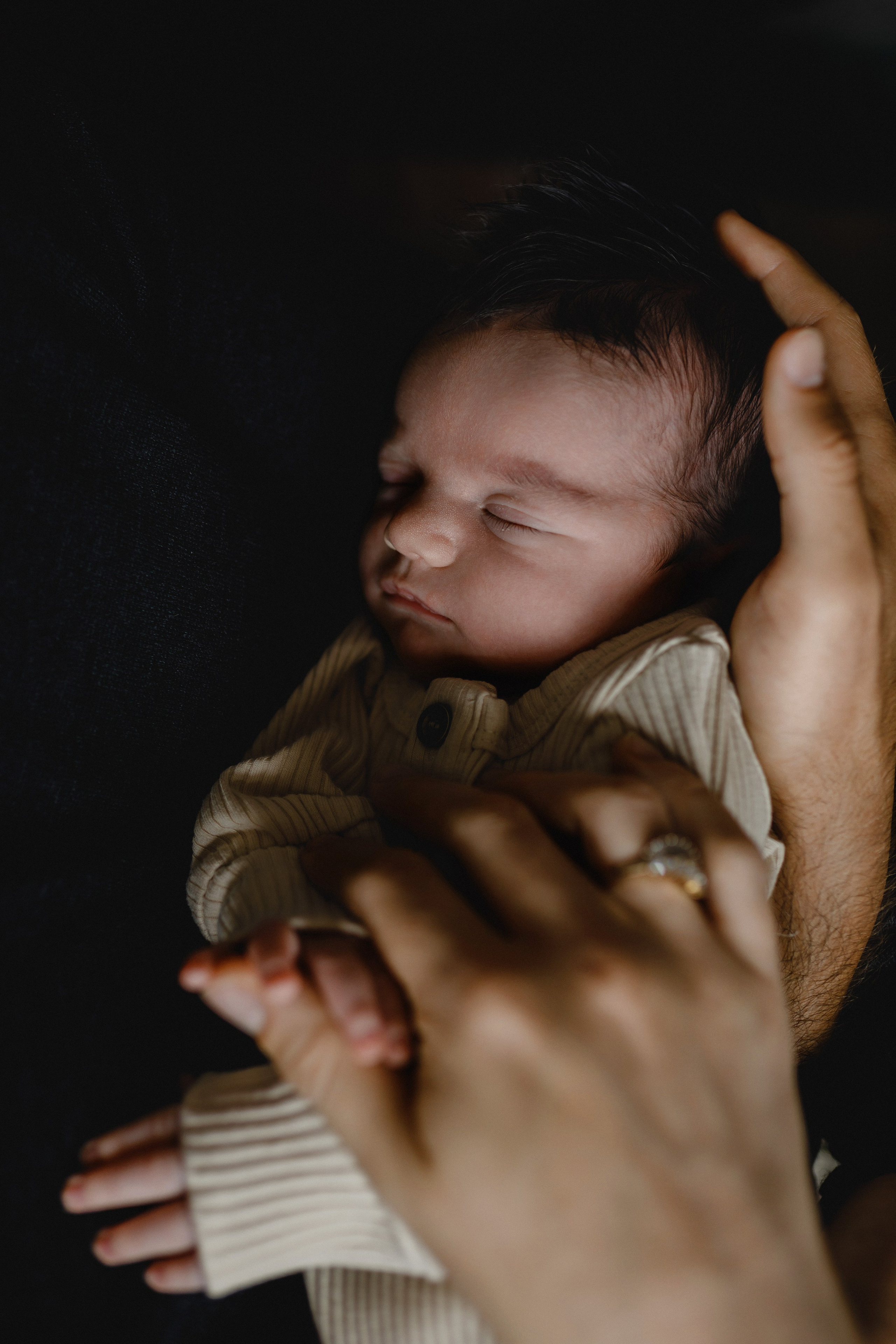 The Importance of Newborn Photography at Home Within the First 14 Days. Lifestyle photographer in Bay Area Iryna Rakivnenko