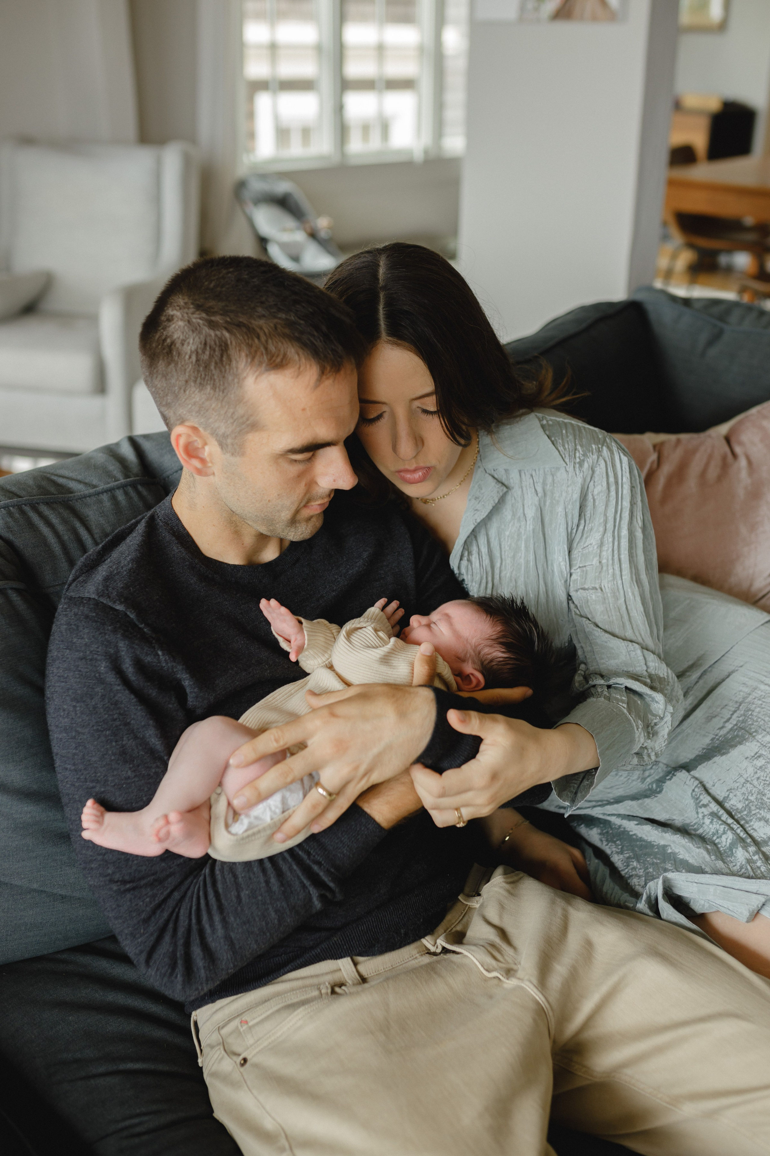 The Importance of Newborn Photography at Home Within the First 14 Days. Lifestyle photographer in Bay Area Iryna Rakivnenko