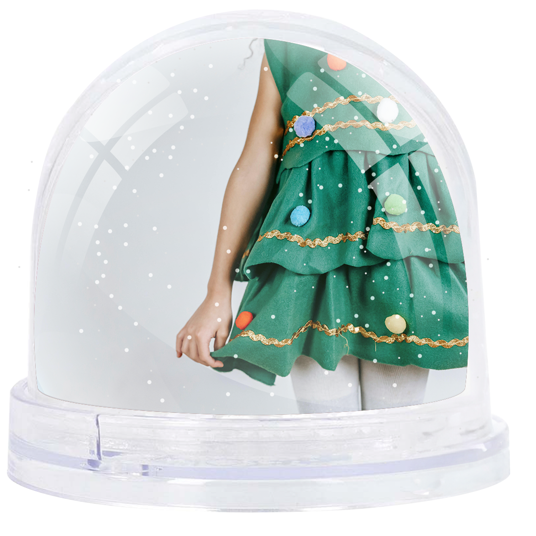 Bola de cristal con nieve y foto personalizada de las sesiones de Navidad de Rainbox, creando un adorno festivo único que captura un momento especial en un ambiente navideño