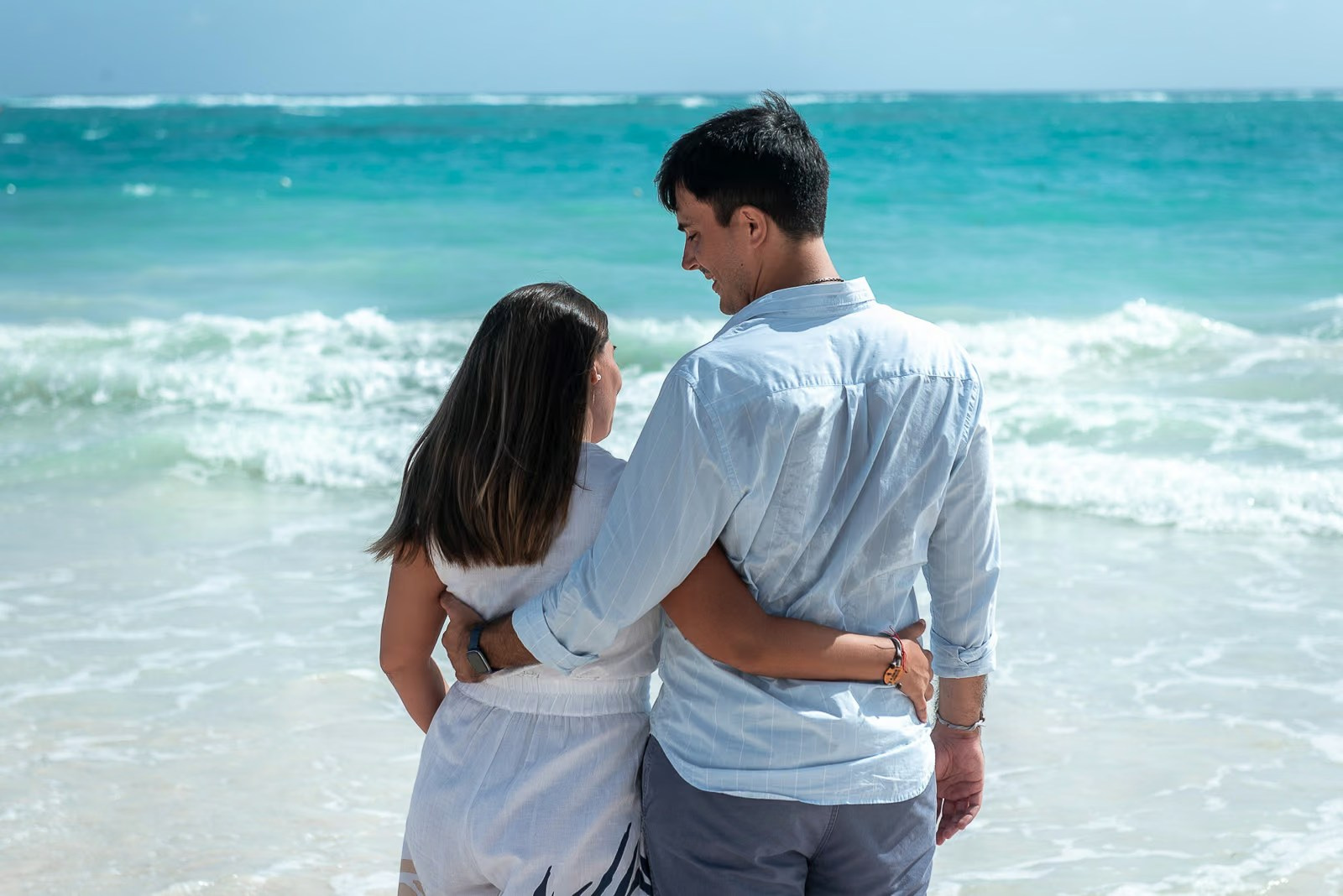 Natural Love Story photoshoot by the ocean in the Dominican Republic