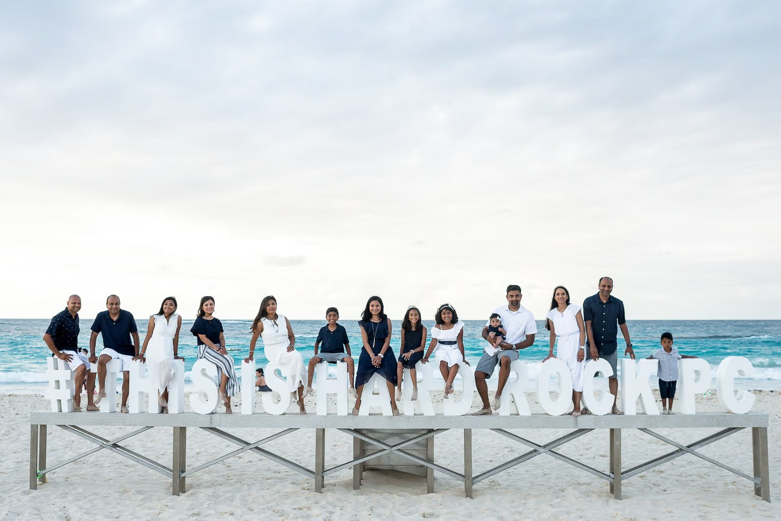 Photoshoot at Bavaro beach for big indian family. Fotógrafo em Punta Cana — Alex Po