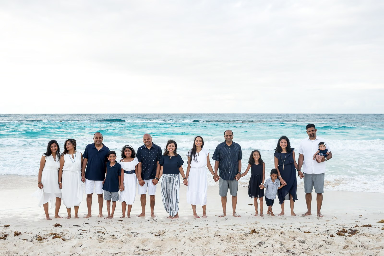 Photoshoot at Bavaro beach for big indian family. Fotógrafo em Punta Cana — Alex Po