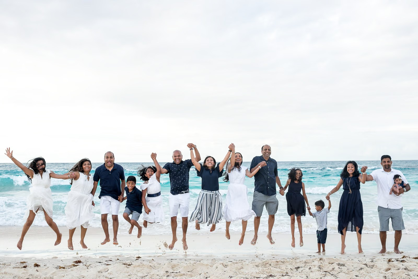 Photoshoot at Bavaro beach for big indian family. Fotógrafo em Punta Cana — Alex Po