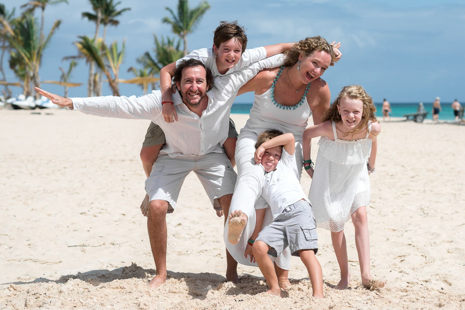Group Family Photoshoot in Punta Cana for a Wonderful Family from Chile!. Fotógrafo en Punta Cana — Alex Po