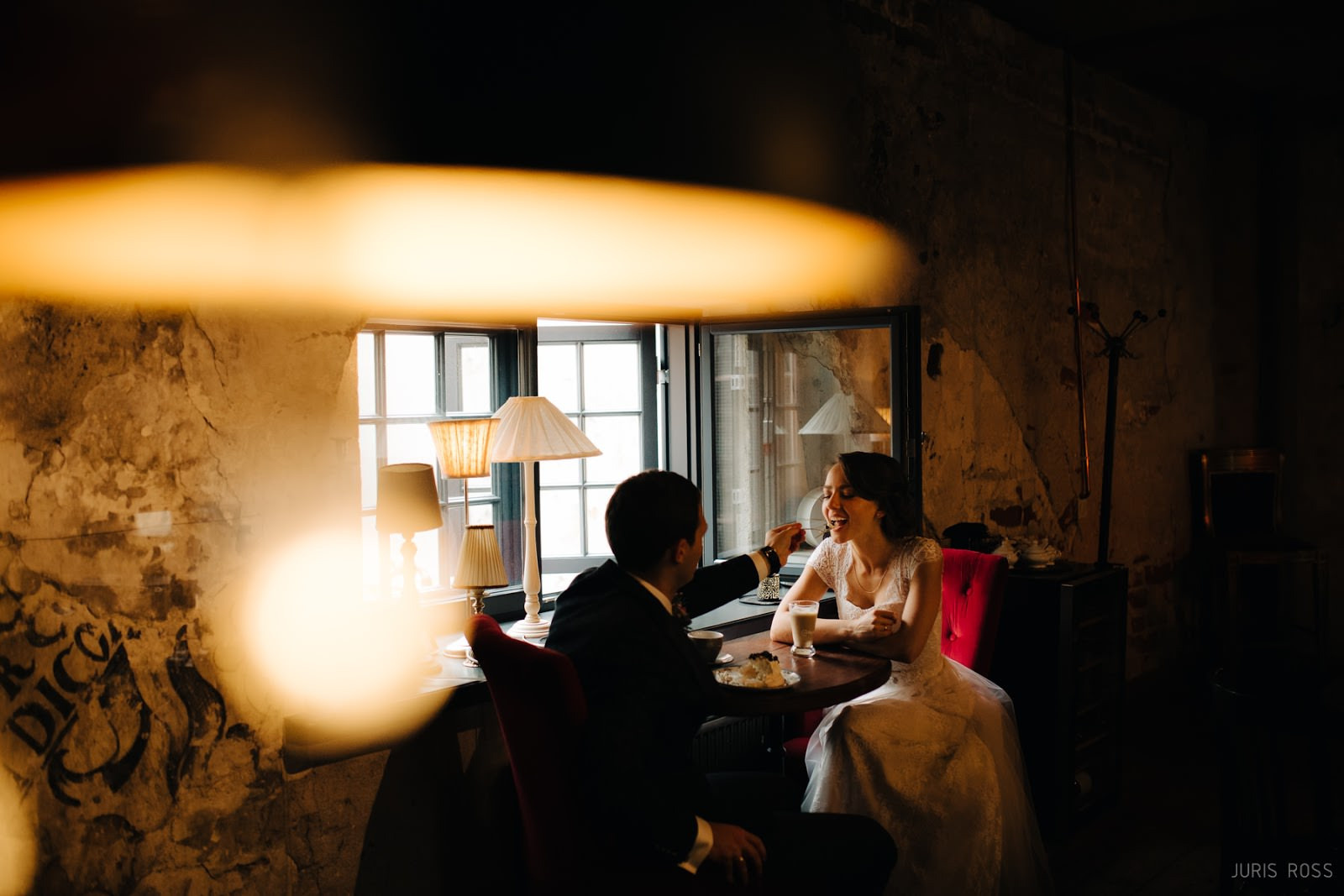 Dokumentāla stila kāzu fotogrāfs ar kuru būs viegli un patīkami