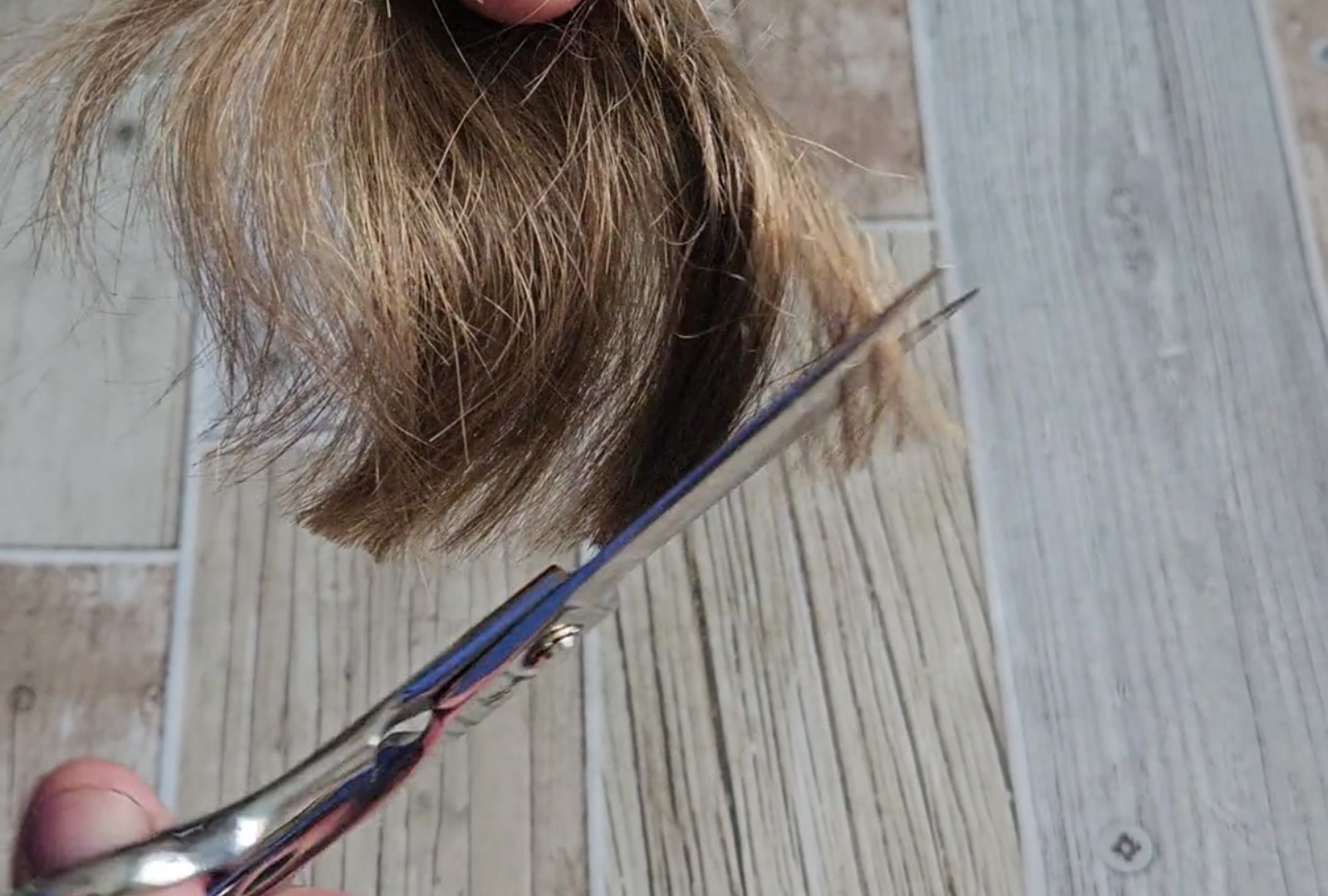 When do hairdressing scissors need sharpening?. Master of tool sharpening and restoration