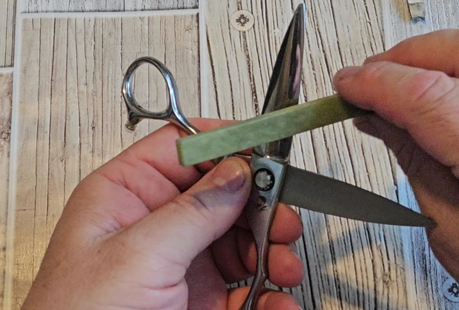 When do hairdressing scissors need sharpening?. Master of tool sharpening and restoration