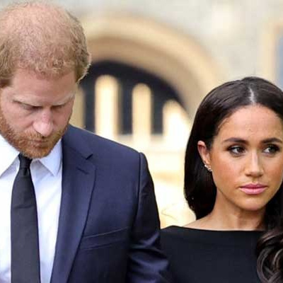 Принц Гарри в тёмно-синем костюме и Меган Маркл в чёрном платье с открытыми плечами на официальном мероприятии, Лондон 2024, герцоги Сассекские