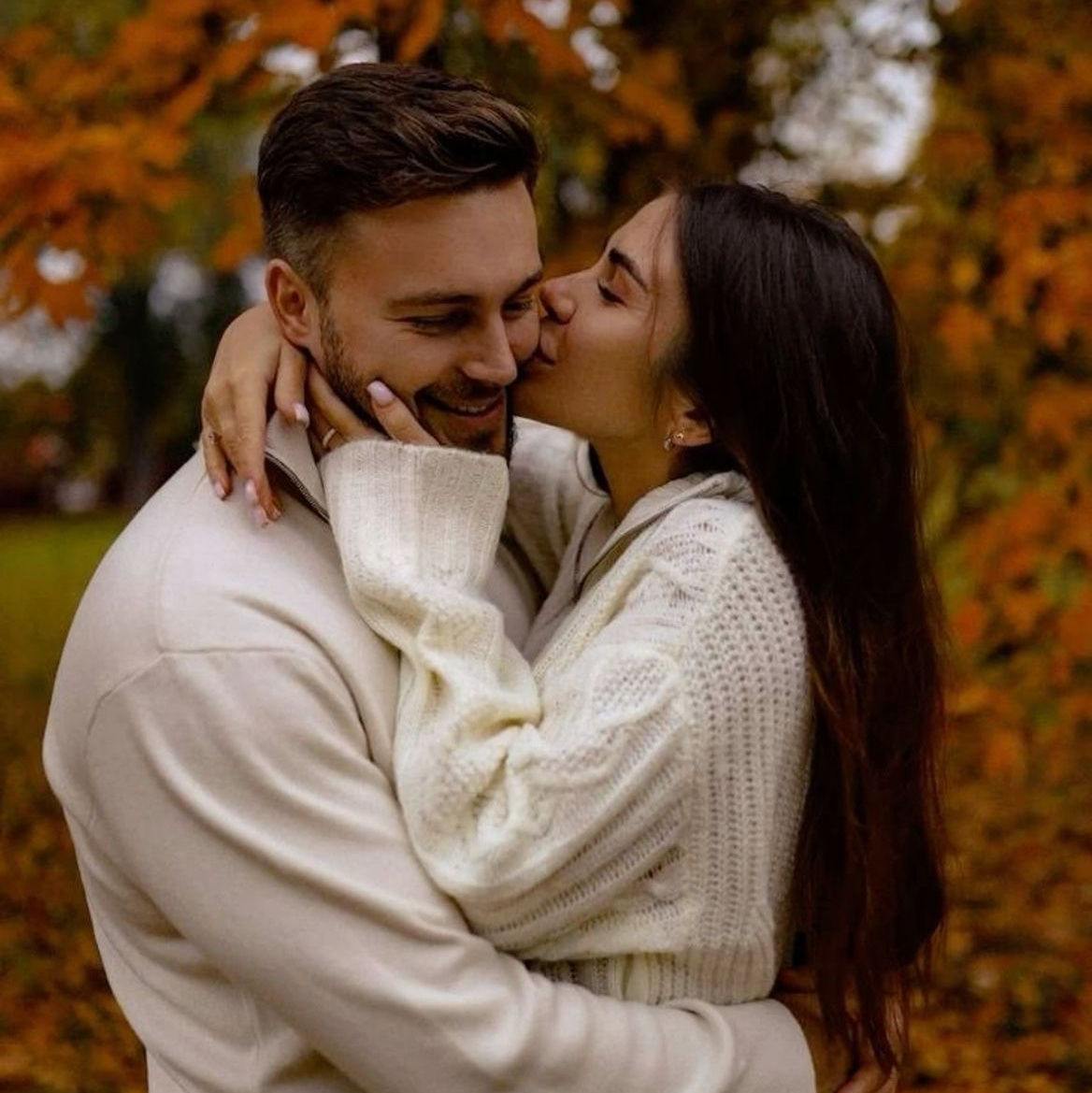What to Wear for a Couple Photoshoot in Paris: Autumn Edition đ. Photographer in Paris Yulia Shkadina | Couples, engagement, pre-wedding, individual photo-shoots in Paris at the best locations
