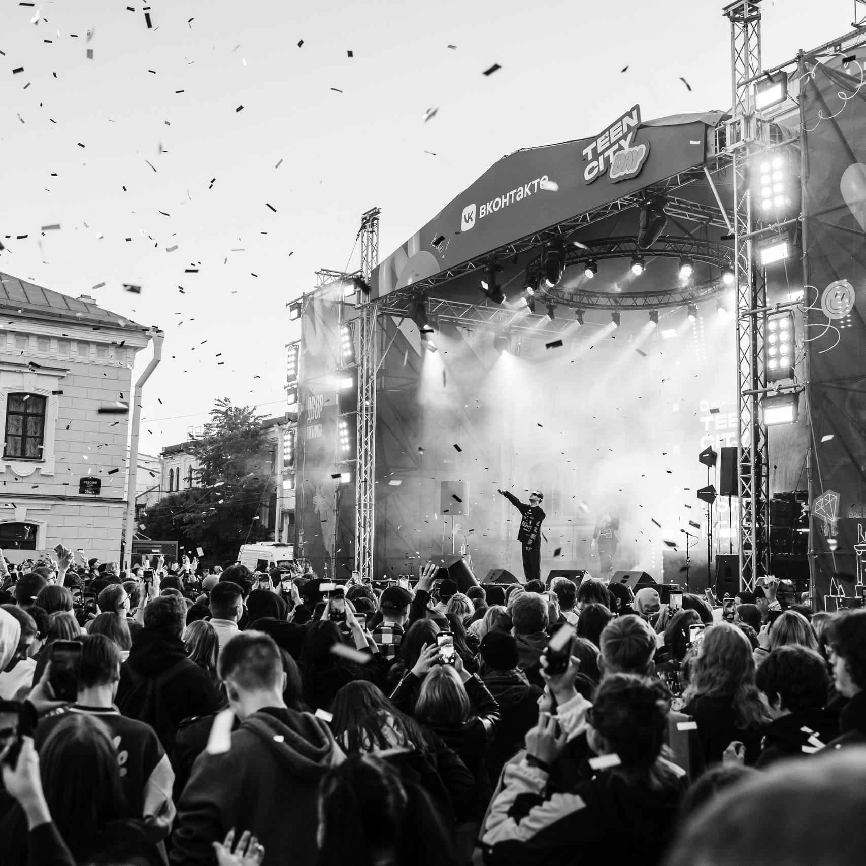 Съемка мероприятия на открытом воздухе, толпа и исполнитель на сцене