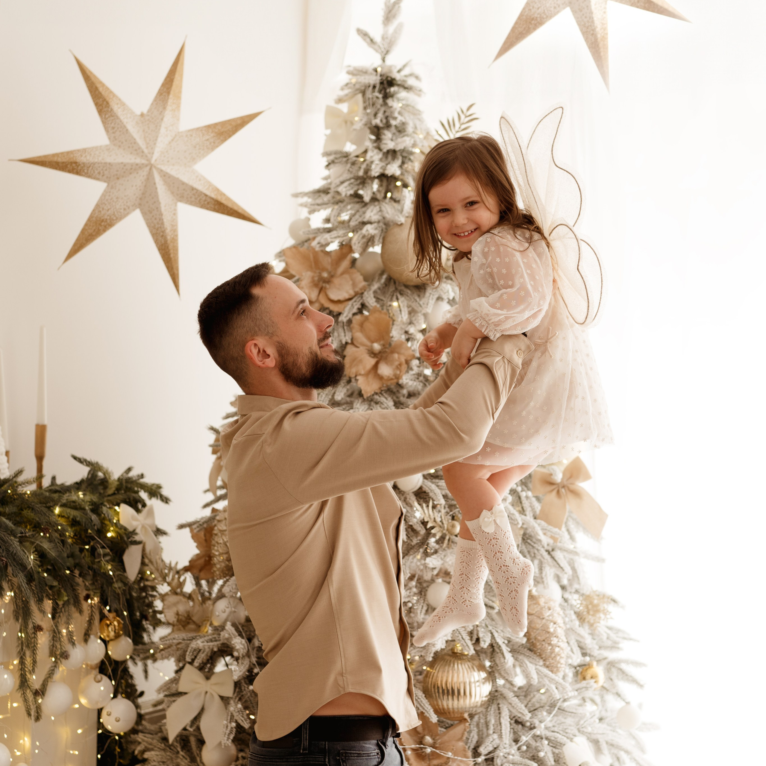 Magiczne święta – sesja rodzinna w eleganckiej aranżacji z białą choinką