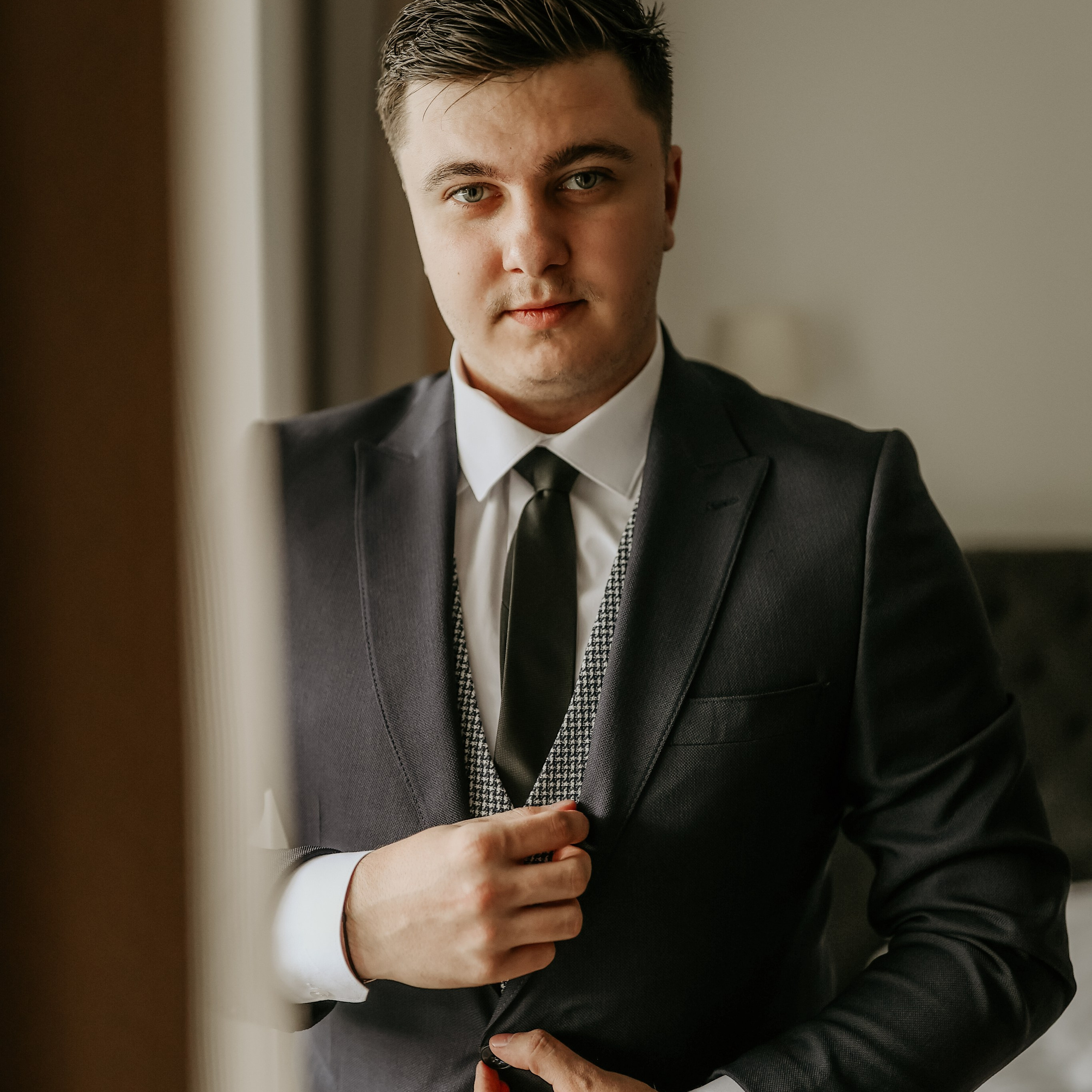 Contact. Adrian Visovan - Fotograf Iasi