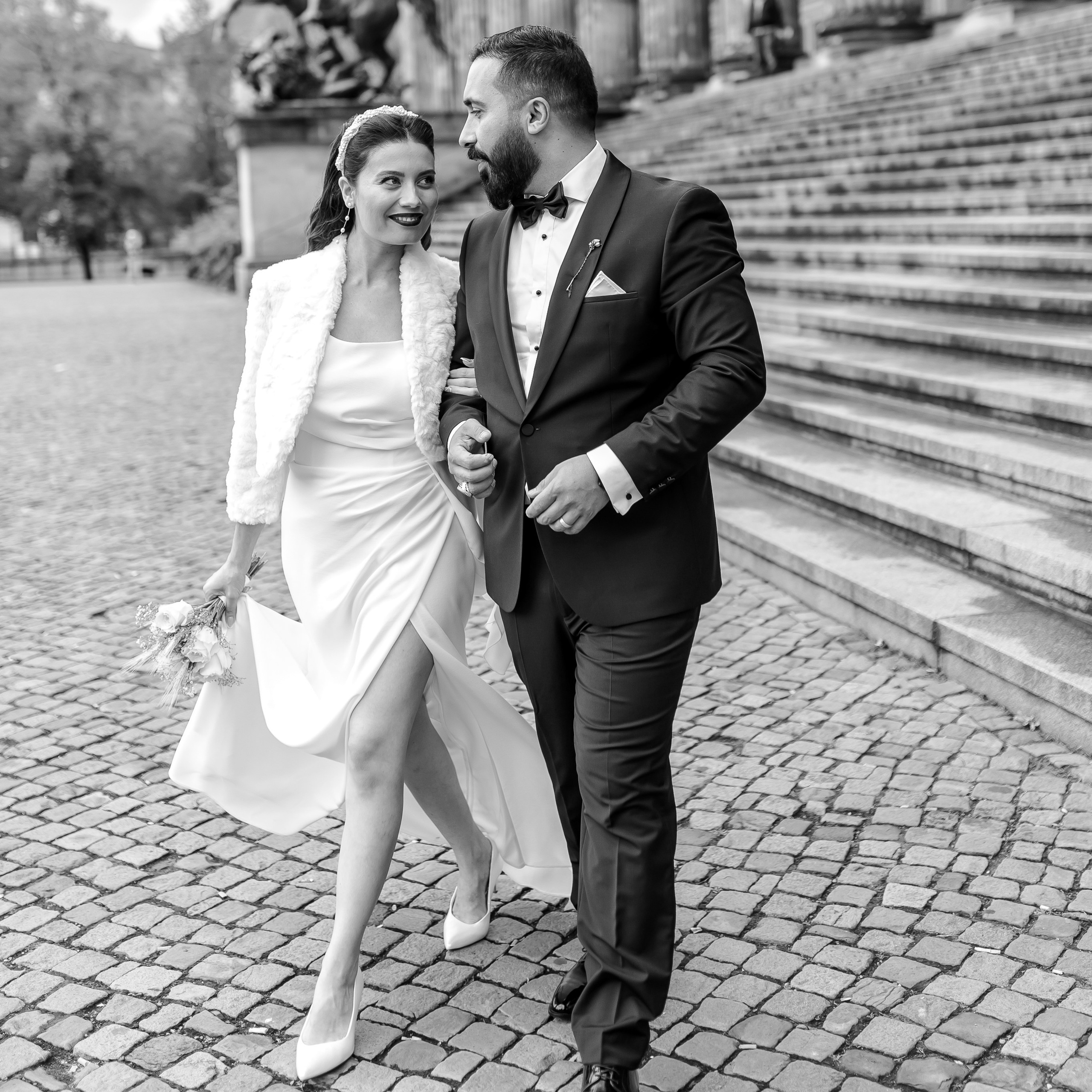 Brautpaar spaziert lachend über Berliner Kopfsteinpflaster – Hochzeitsfotograf Berlin | Nataliia Schütze