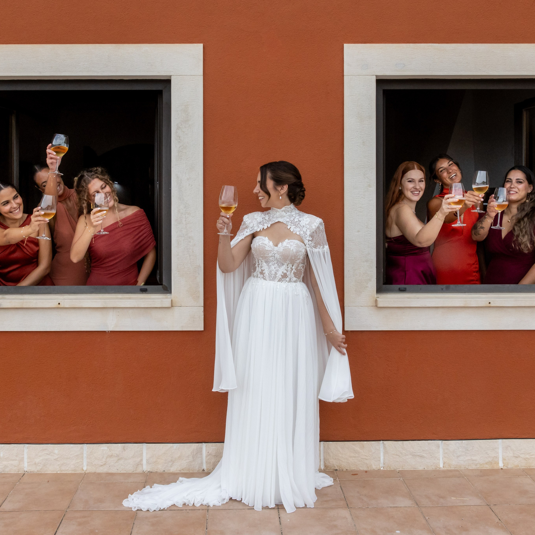 Noivos a celebrar com amigos durante um casamento em Portugal
