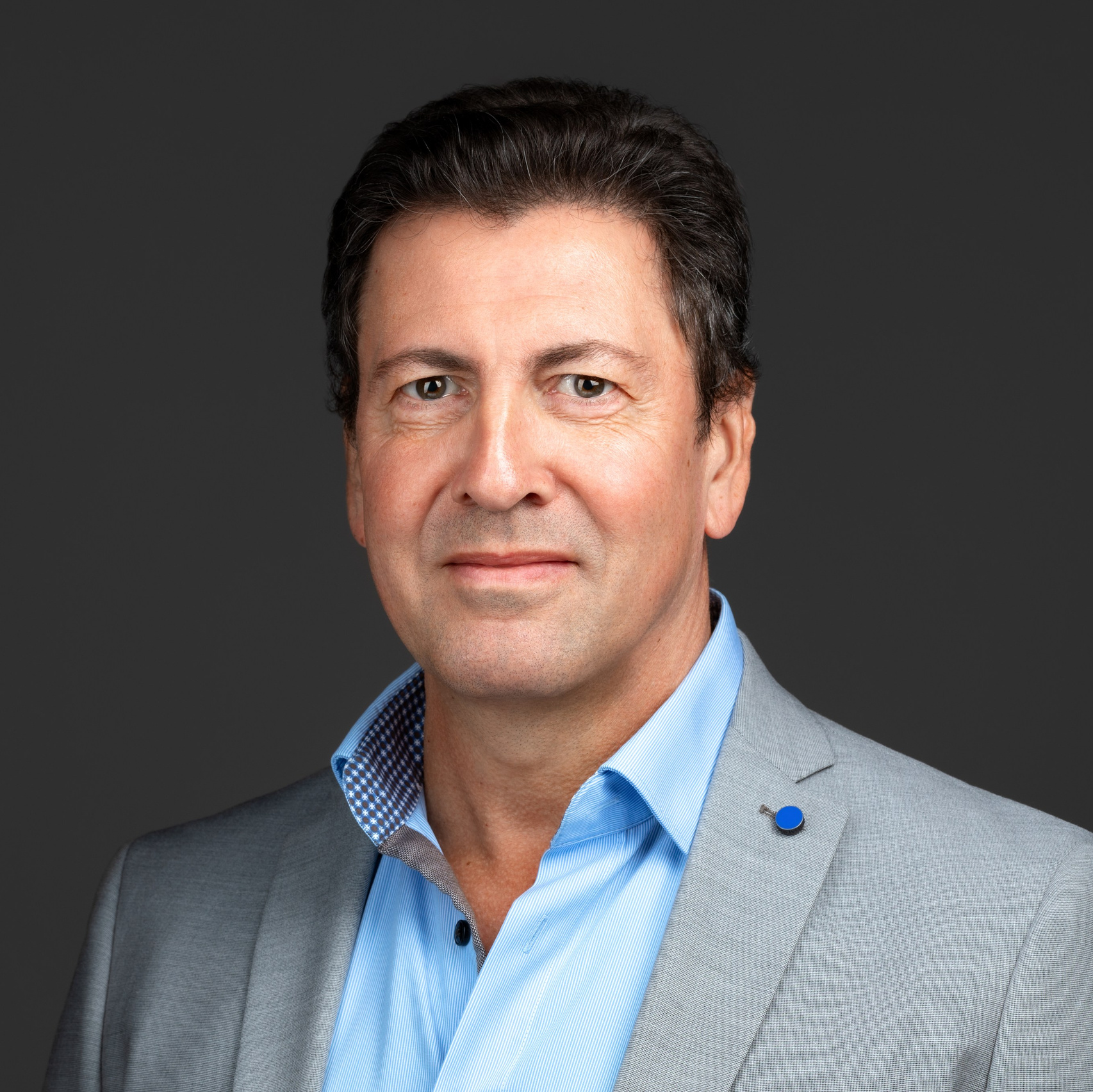 Bewerbungsfoto Hockenheim - Professionelles Portrait vor neutralem Hintergrund - LAV Fotostudio