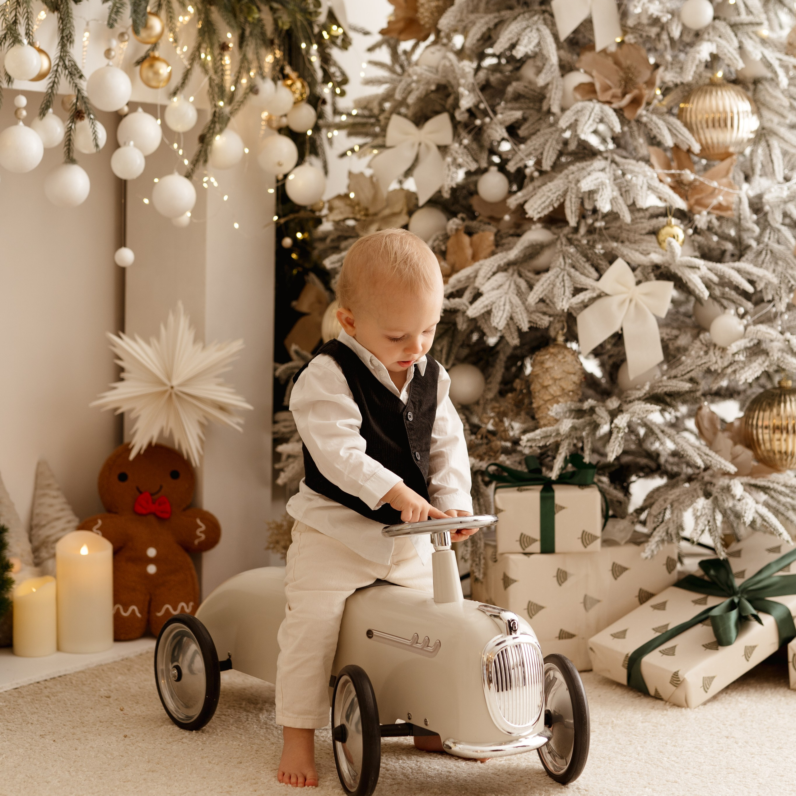 Fotograf rodzinny Łódź – dzieci ubierające choinkę podczas świątecznej sesji