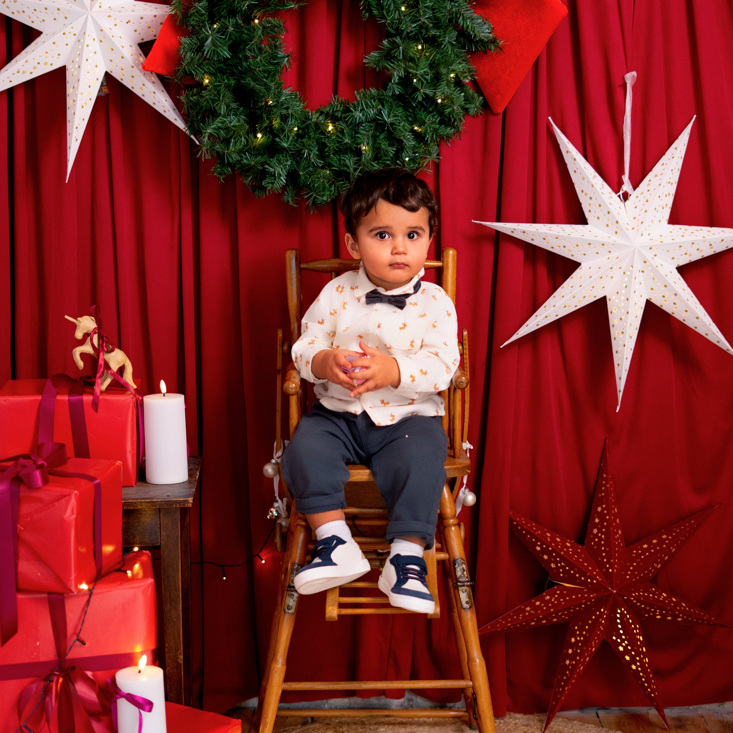 Photographe bébé à Roanne – séance photo de Noël au studio pour bébé dans un décor de fêtes.