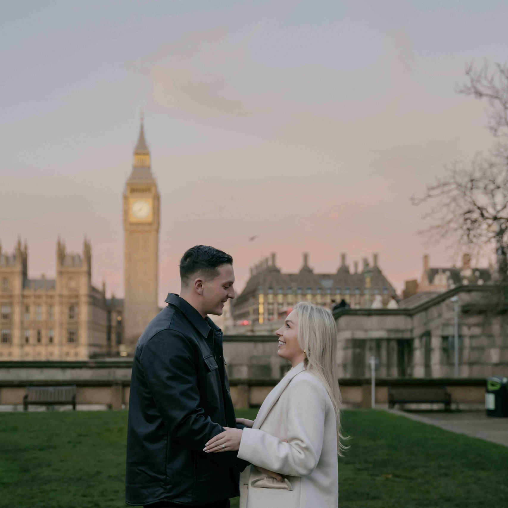 Couple with London skyline at sunset, romantic engagement session