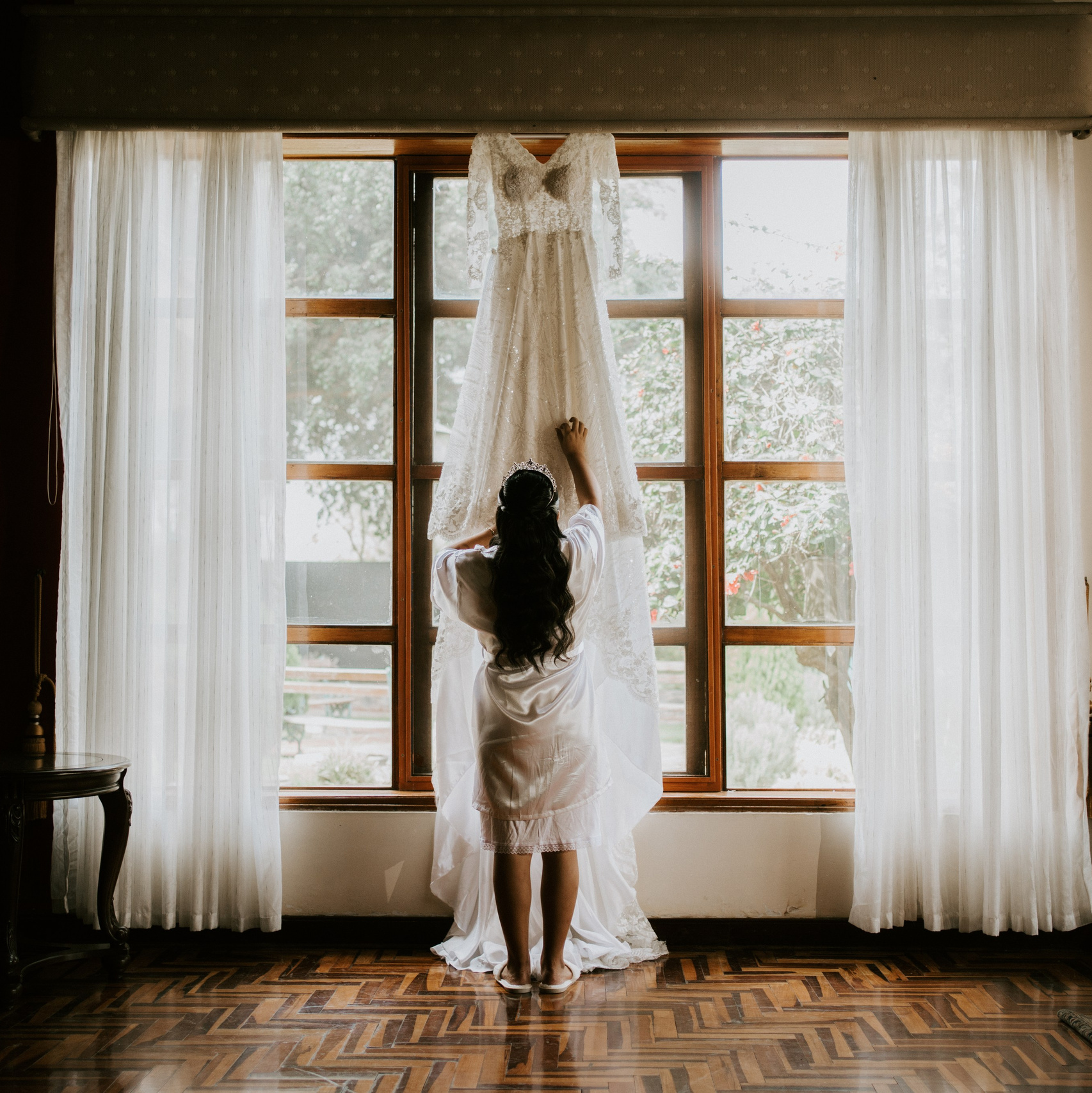 Fotografía narrativa de bodas en Lima por Ronhy Altamirano: primer plano de novia de espaldas detallando su vestido de novia.