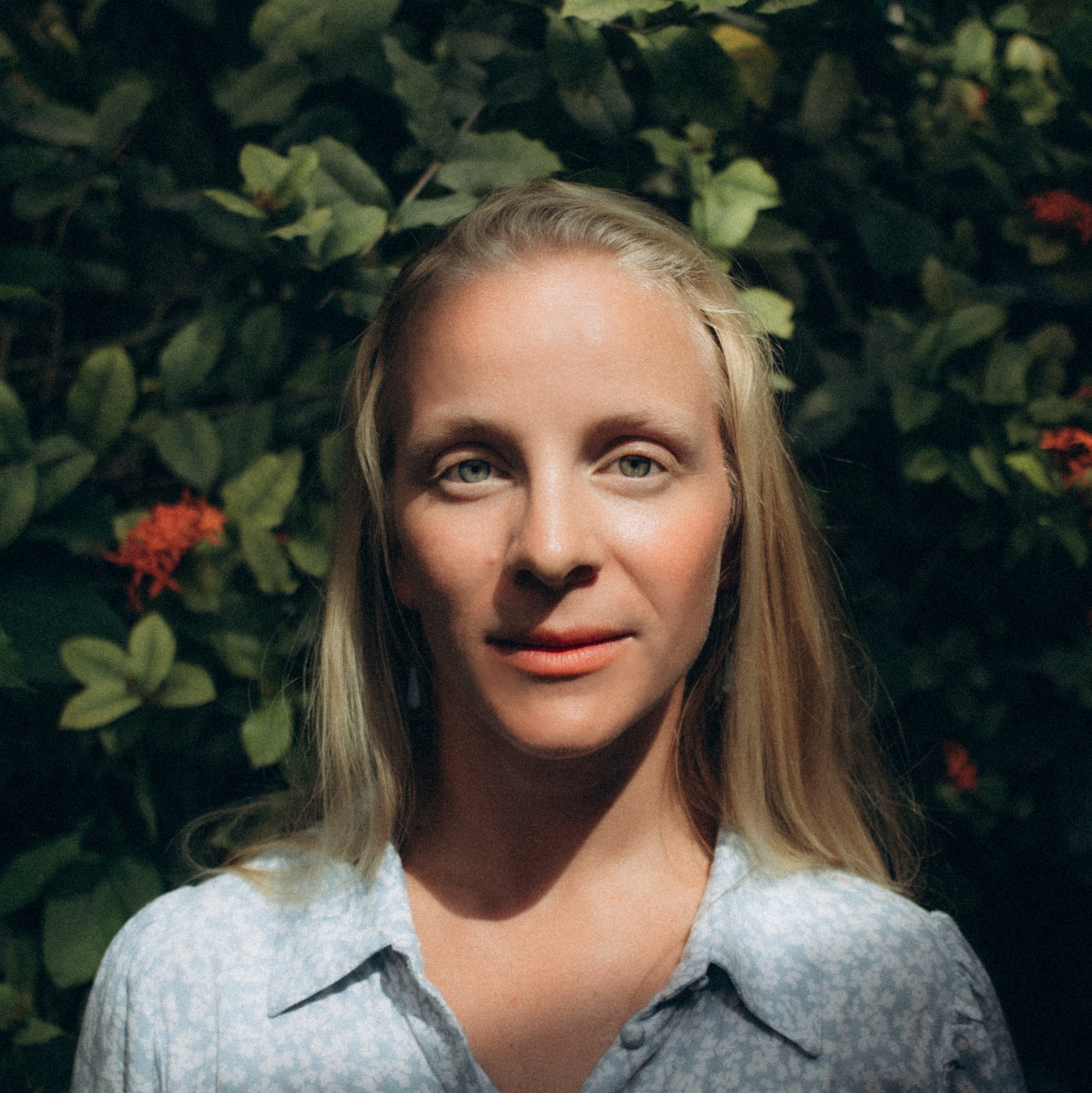 Private movement coaching, online coaching, Pilates, somatics, on-demand classes, postural assessment, bodymind, integrative approach. Online coaching — somatics — female movement coach