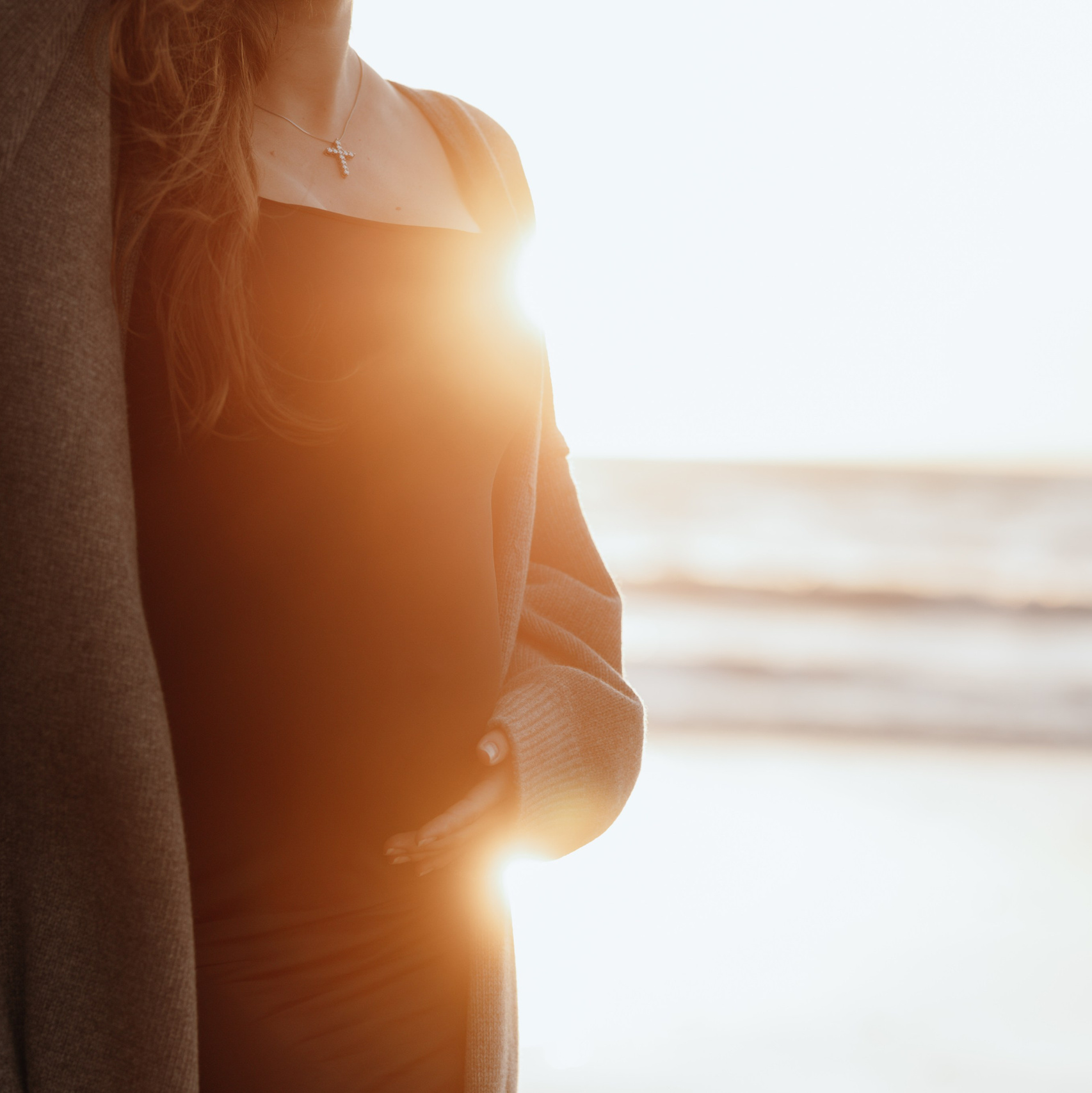 grossesse photoshoot au couché de soleil 