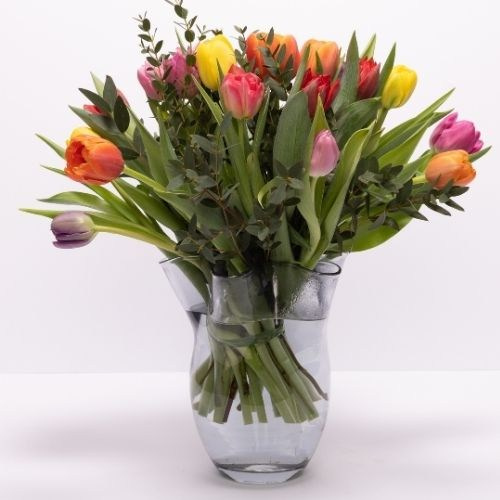 Smukke blomsterbuketter med levering i AarhusLeder du efter en flot buket med levering i Aarhus? Hos Akropolis Blomster kan du bestille både klassiske og moderne blomsterbuketter, der passer til alt fra fødselsdage og jubilæer til taksigelser og kærlige hilsner.Vi tilbyder blomsterlevering i hele Aarhus – også via Wolt – så du nemt kan sende en personlig buket direkte til én, du holder af. Vælg mellem færdige buketter eller lad os binde noget helt særligt.