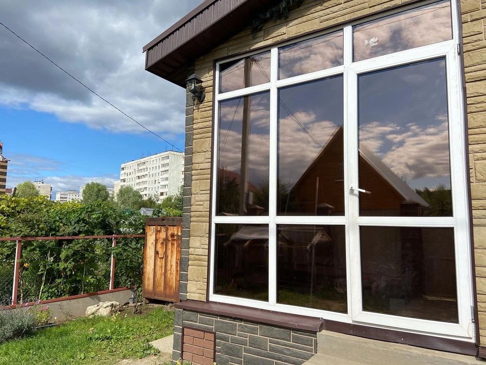 Тонированное стекло очень эффектно смотрится при любом архитектурном дизайне.