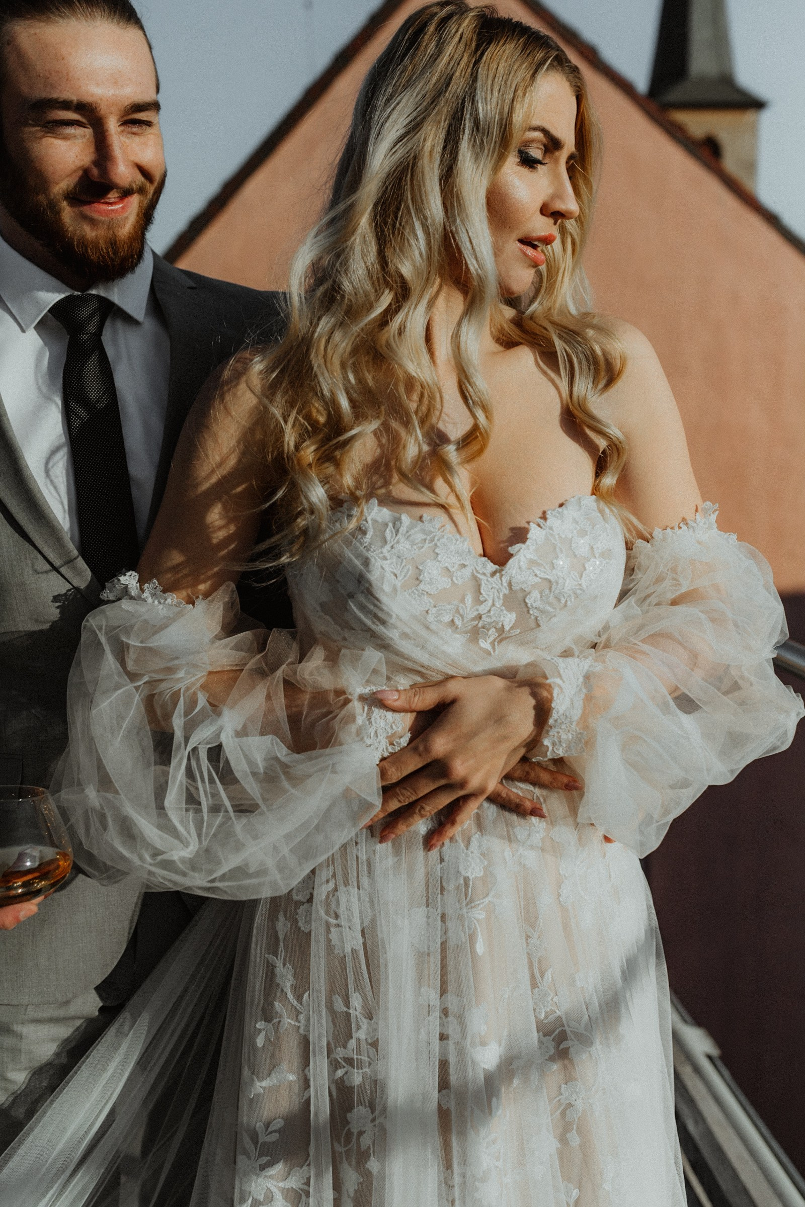 Braut und Bräutigam auf einer historischen Brücke in Würzburg – romantische Hochzeitsbilder