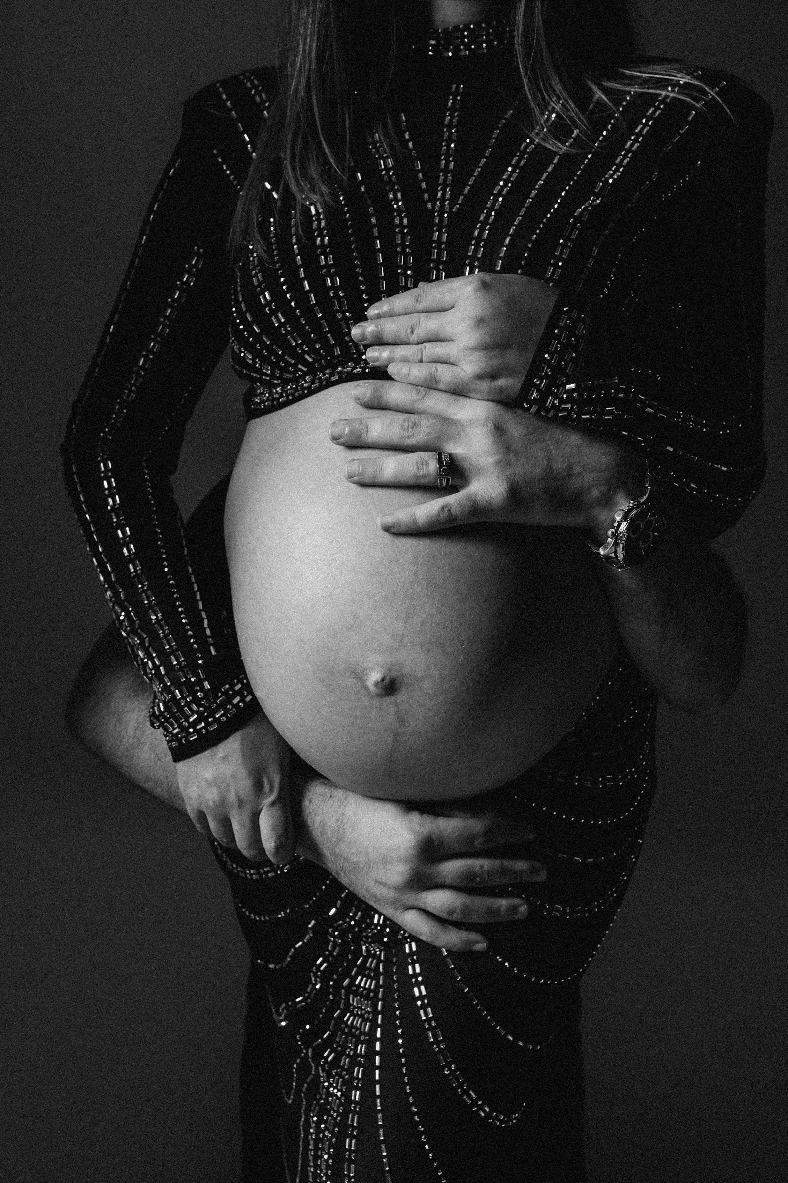 Mutter in Erwartung – stilvolle Maternity-Fotosession im Studio von Anna Saribekyan.