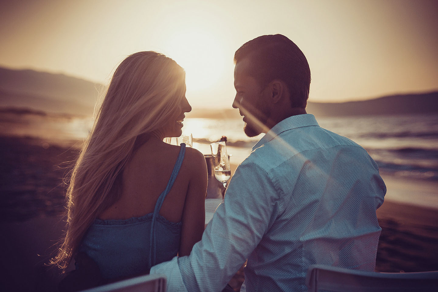 Пара на закате на фоне моря. Предложение руки и сердца на Крите. Фотосессия в Греции.