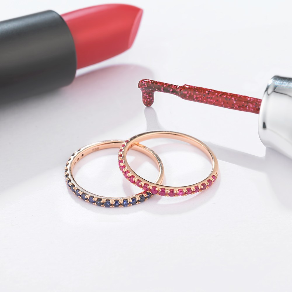 Dva prstena sa dragim kamenjem i šminkom.