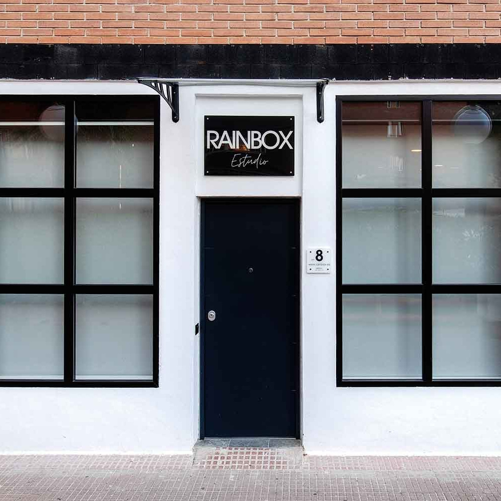 Fachada del estudio de fotografía Rainbox en Torrejón de Ardoz, con el logo del estudio claramente visible, creando un ambiente profesional y acogedor para los clientes