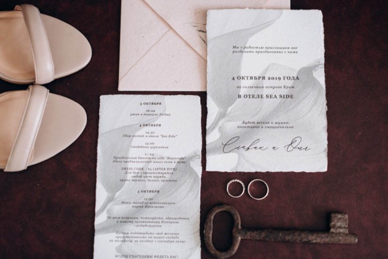 Свадебные детали - туфли невесты, приглашение и конверт на Крите. Организация свадьбы в Греции.