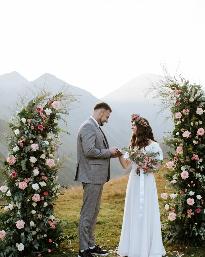 Выездная свадебная церемония в горах Грузии с юридической регистрацией брака