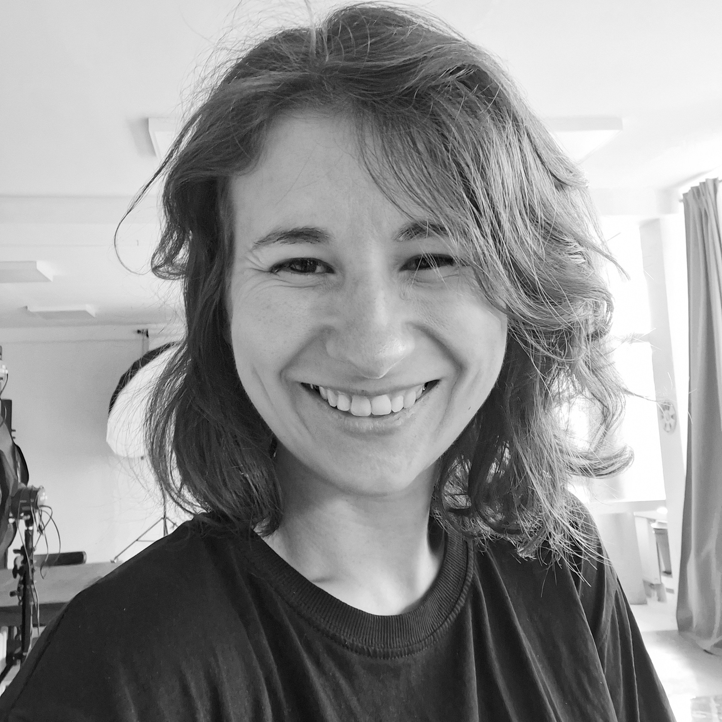 LUMA 3D studio contact. Boutique 3D product pack-shot Studio