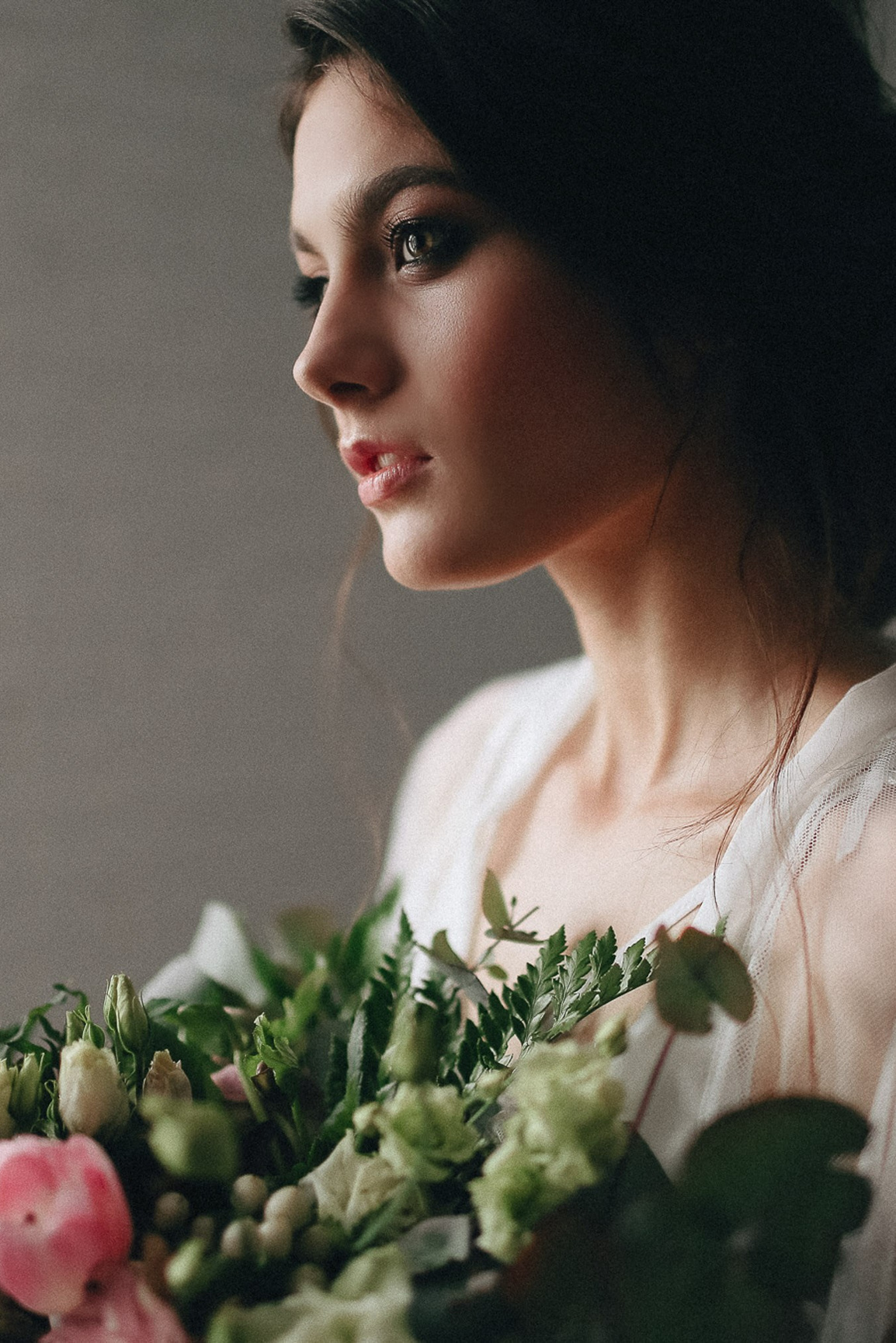 Bride holding bouquet, wedding morning preparation