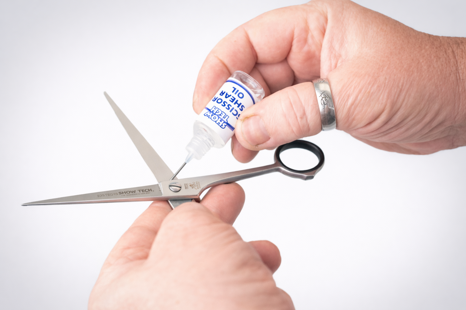 Как правильно ухаживать за парикмахерскими ножницами?. Tööriistade teritamise ja restaureerimise meister