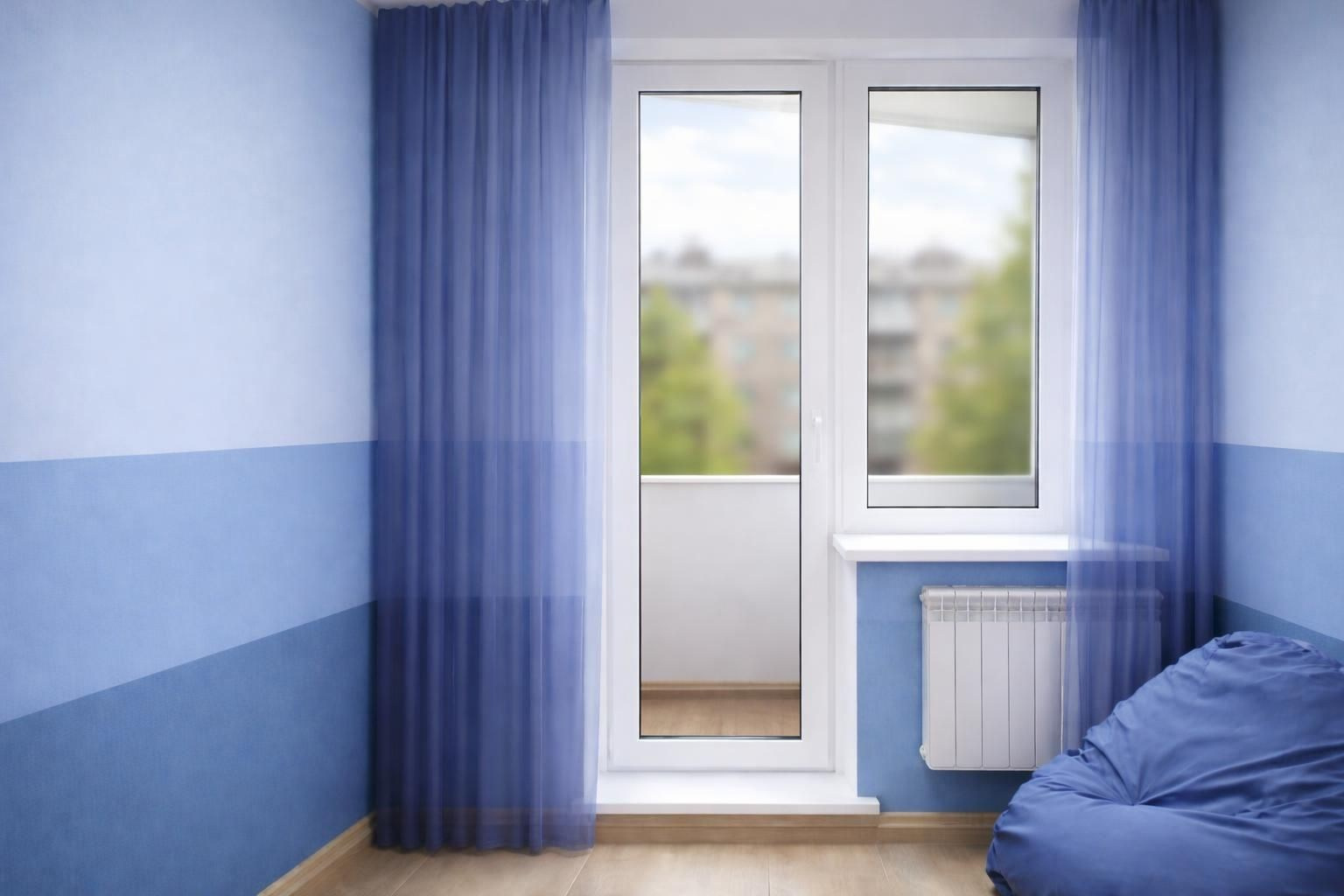 Комната с современным ремонтом и пластиковым балконным блоком белого цвета, у которого дверь не имеет горизонтального импоста.