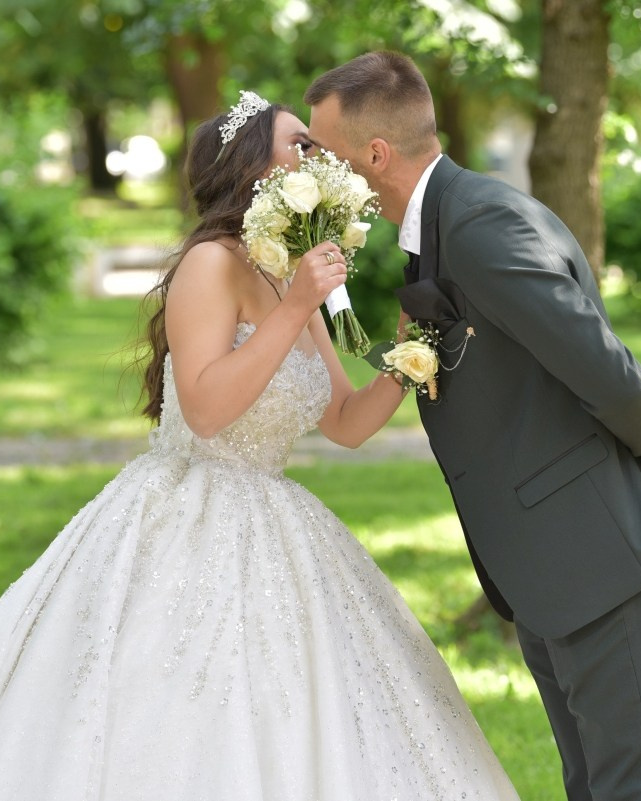 Mladenci u parku, fotografija vjenčanja Bijeljina