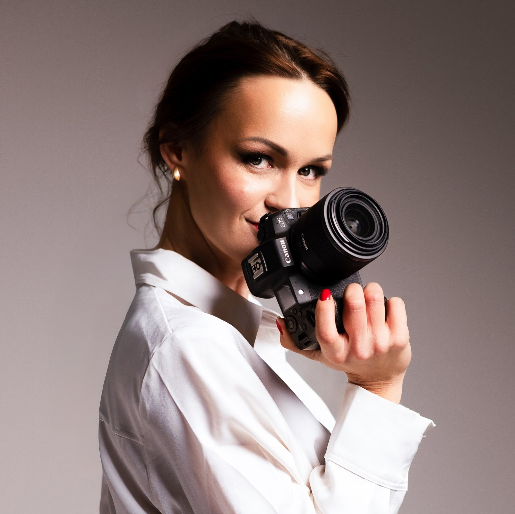 Sieviešu fotosesija Rīgā: profesionāla portretu fotogrāfija