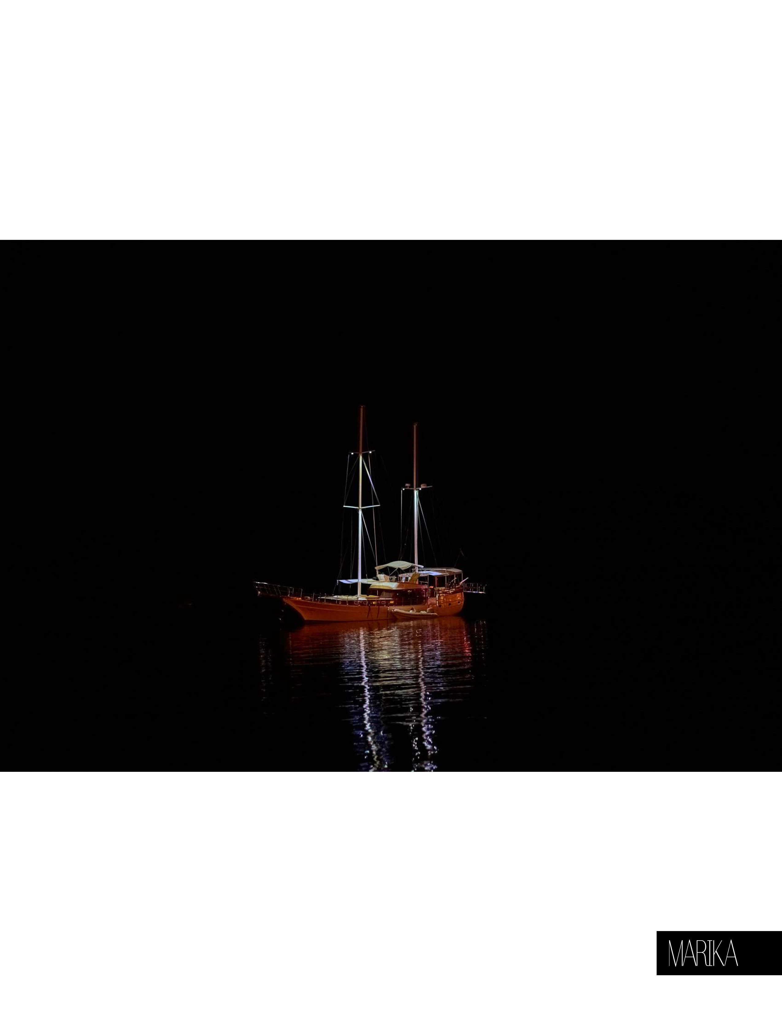 Корабль ночью в море.