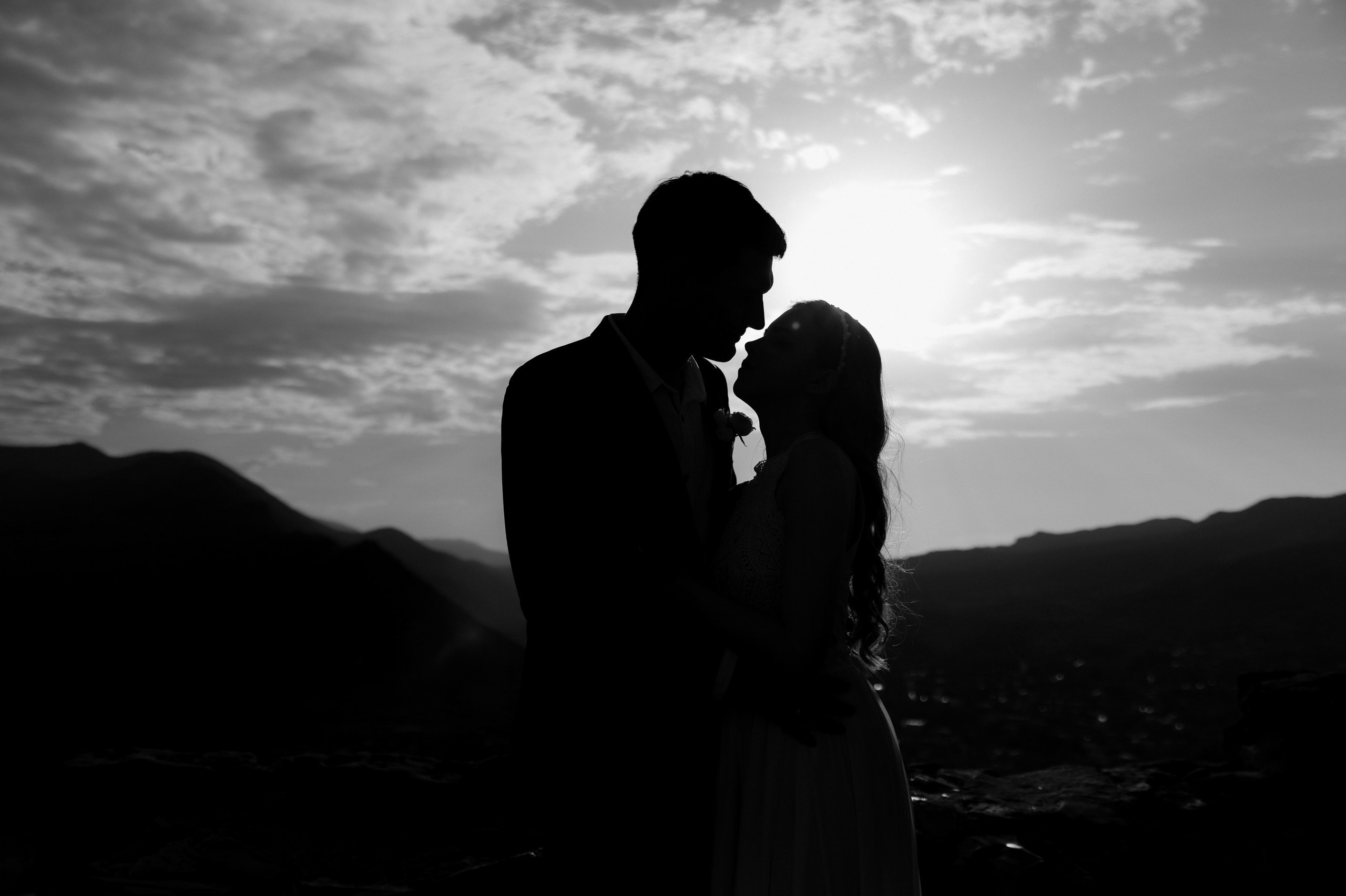 Заключение брака в Грузии со 100% гарантией. Брак признается в 195+ странах. Молодожены на фоне гор и заката в Грузии.