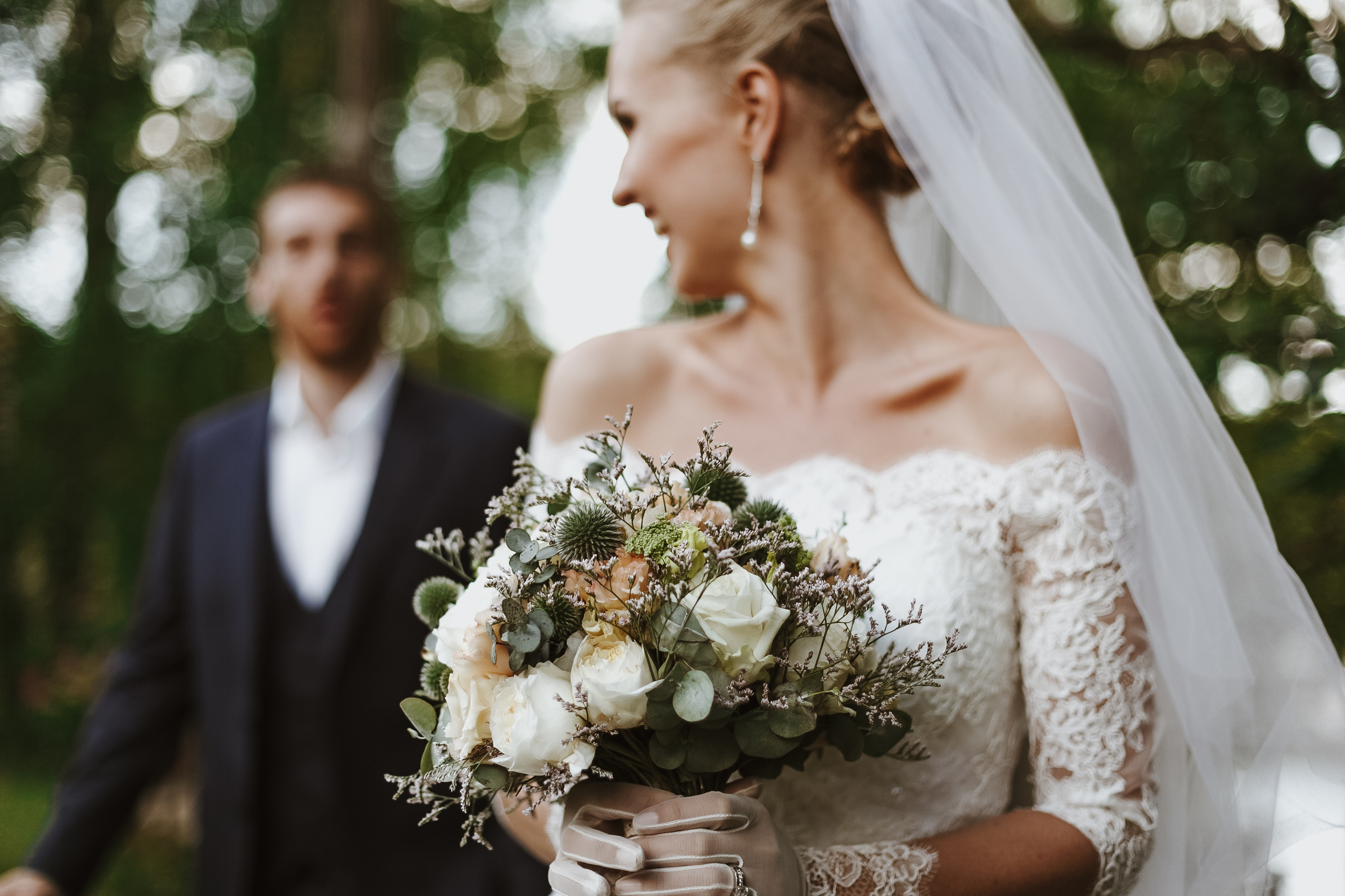 Die Braut hält ihren Hochzeitsstrauß in den Händen – romantisches Detailfoto am Hochzeitstag.