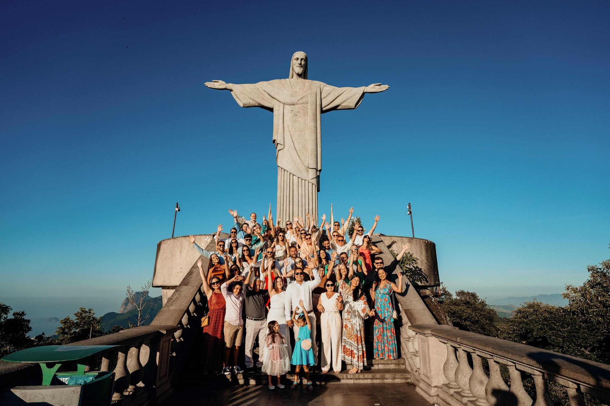 Noivos celebrando casamento no Cristo Redentor, Destination wedding no Rio de Janeiro