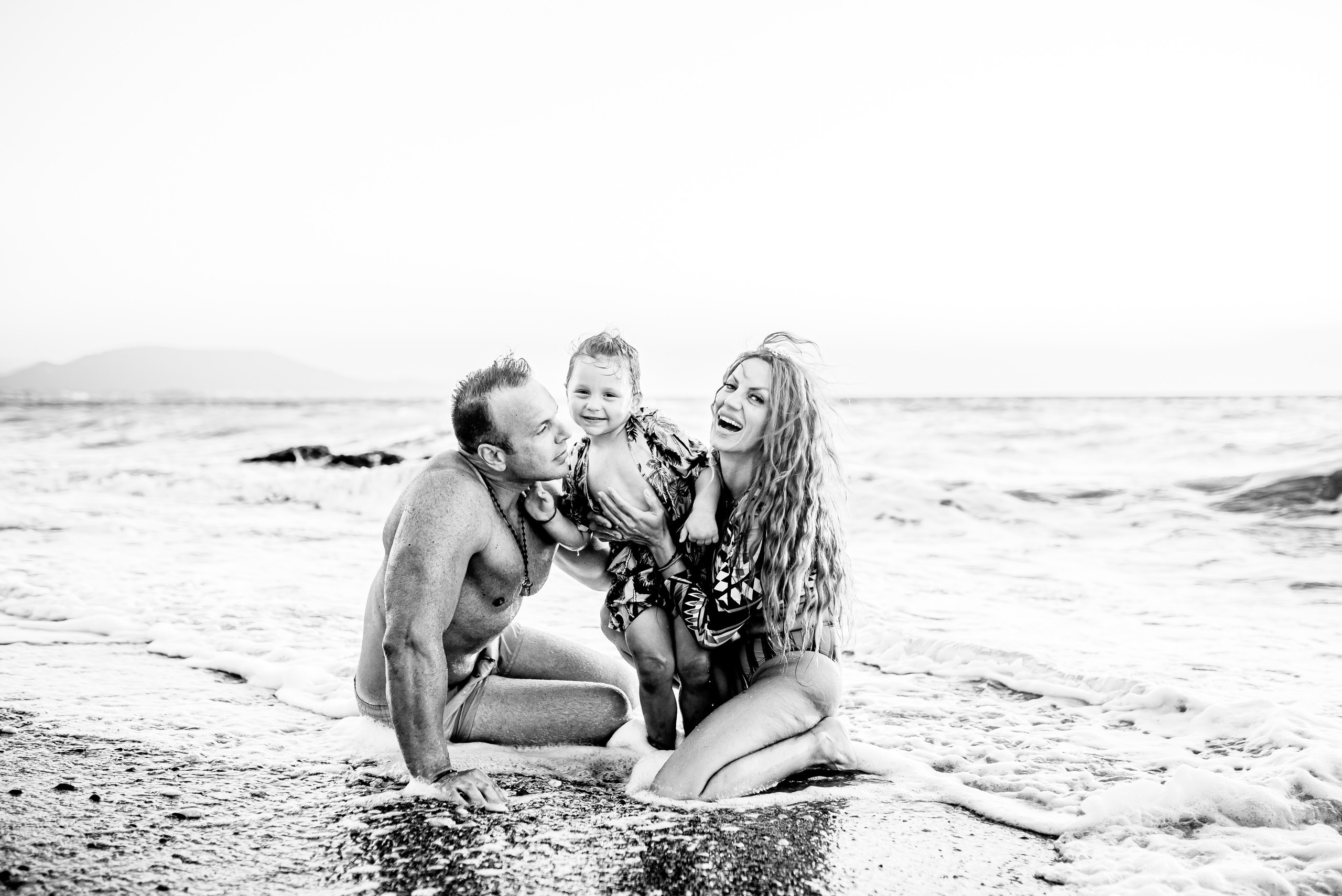 Οικογενειακή φωτογραφίση σε παραλία της Ρόδου. WELCOME